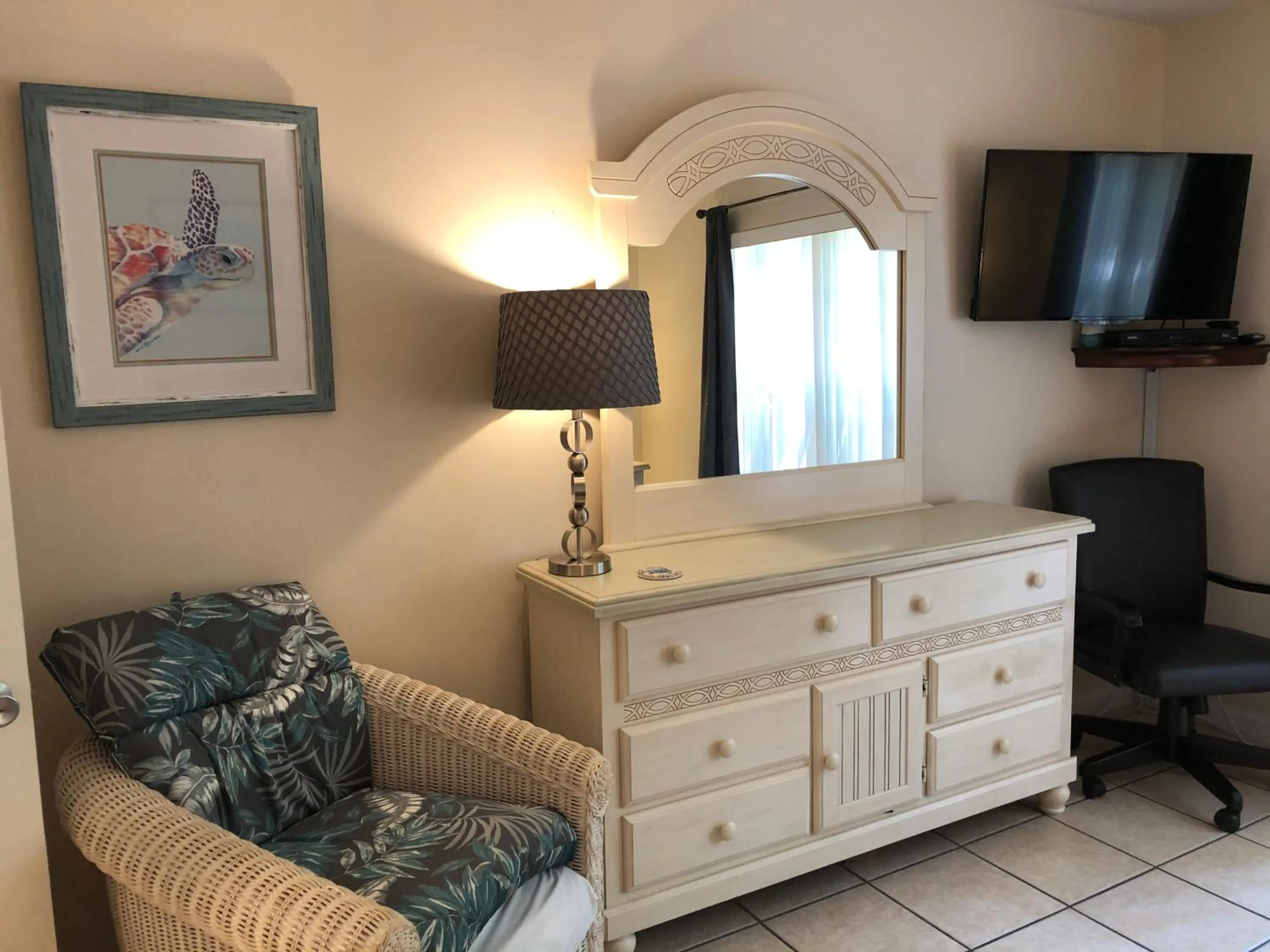 TV and multimedia in Turtle Crawl Inn - Longboat Key