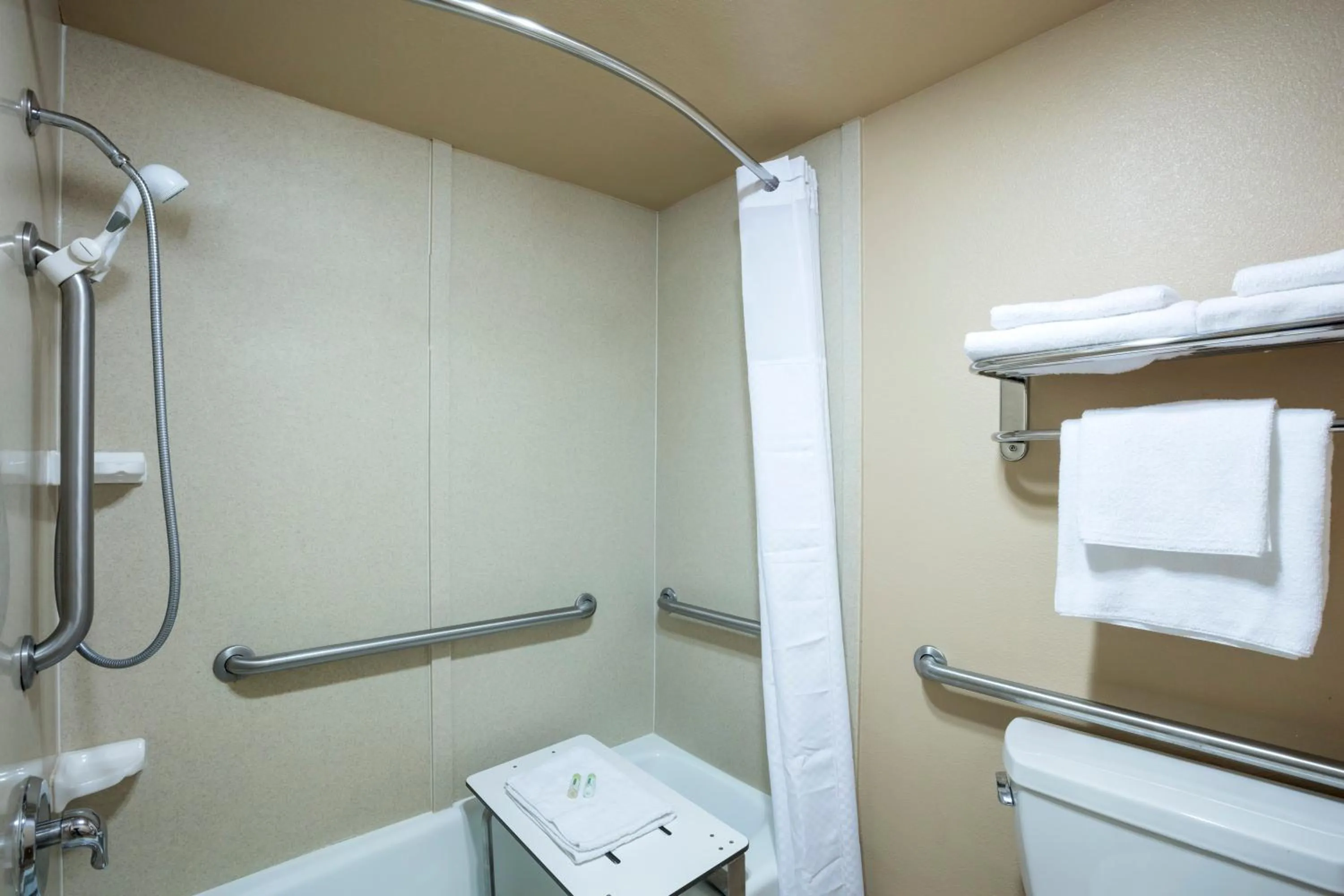 Shower in The Hotel 39