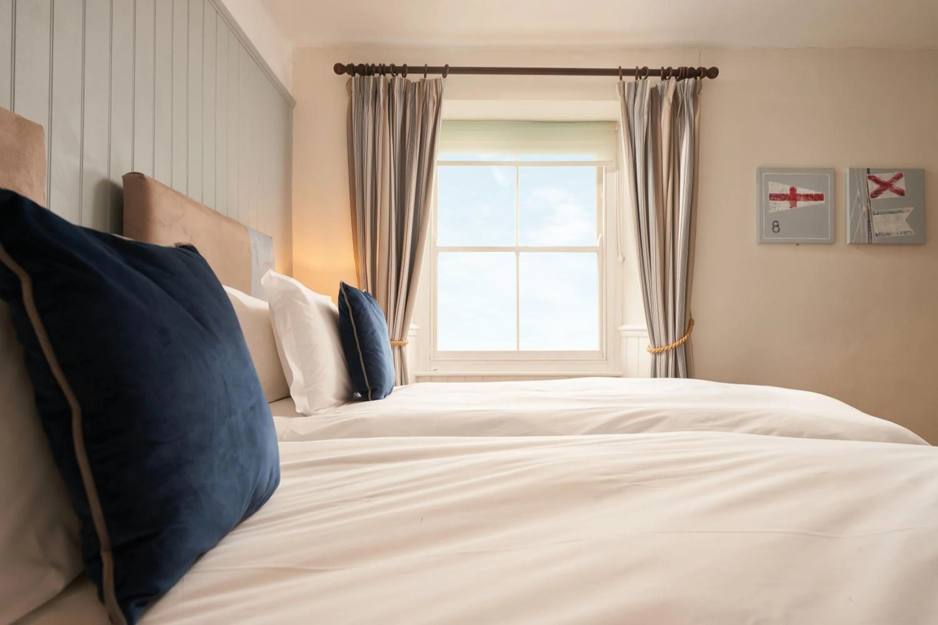 Bedroom, Bed in Rashleigh Arms