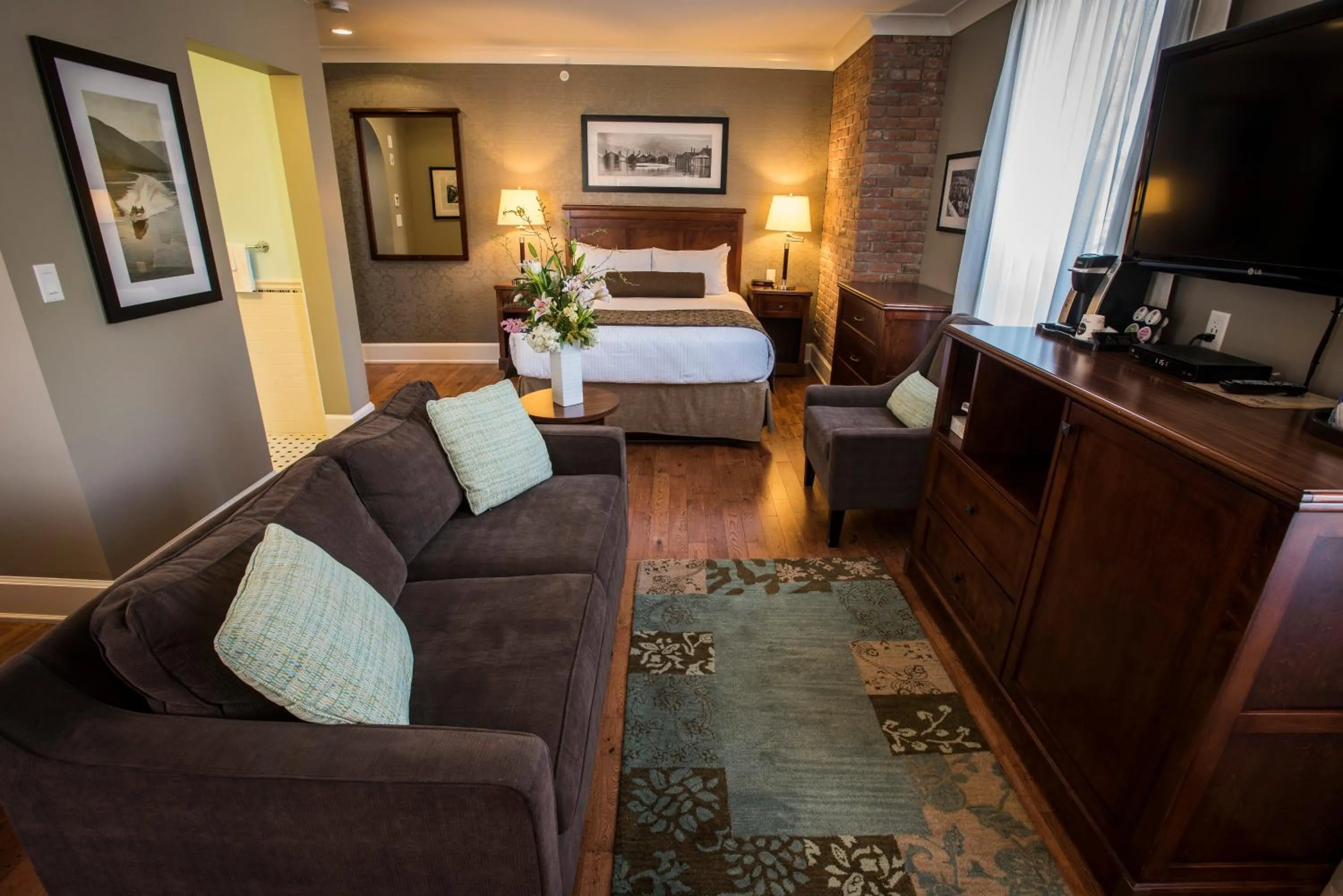 Photo of the whole room, Bed in Hume Hotel & Spa