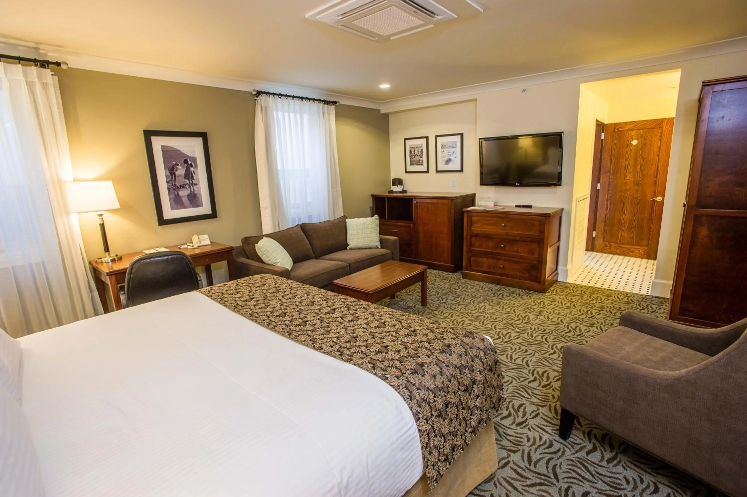 Living room, Bed in Hume Hotel & Spa