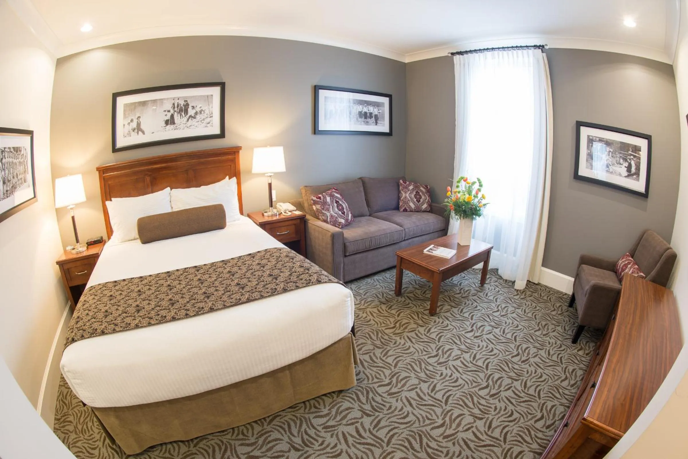 Living room, Bed in Hume Hotel & Spa