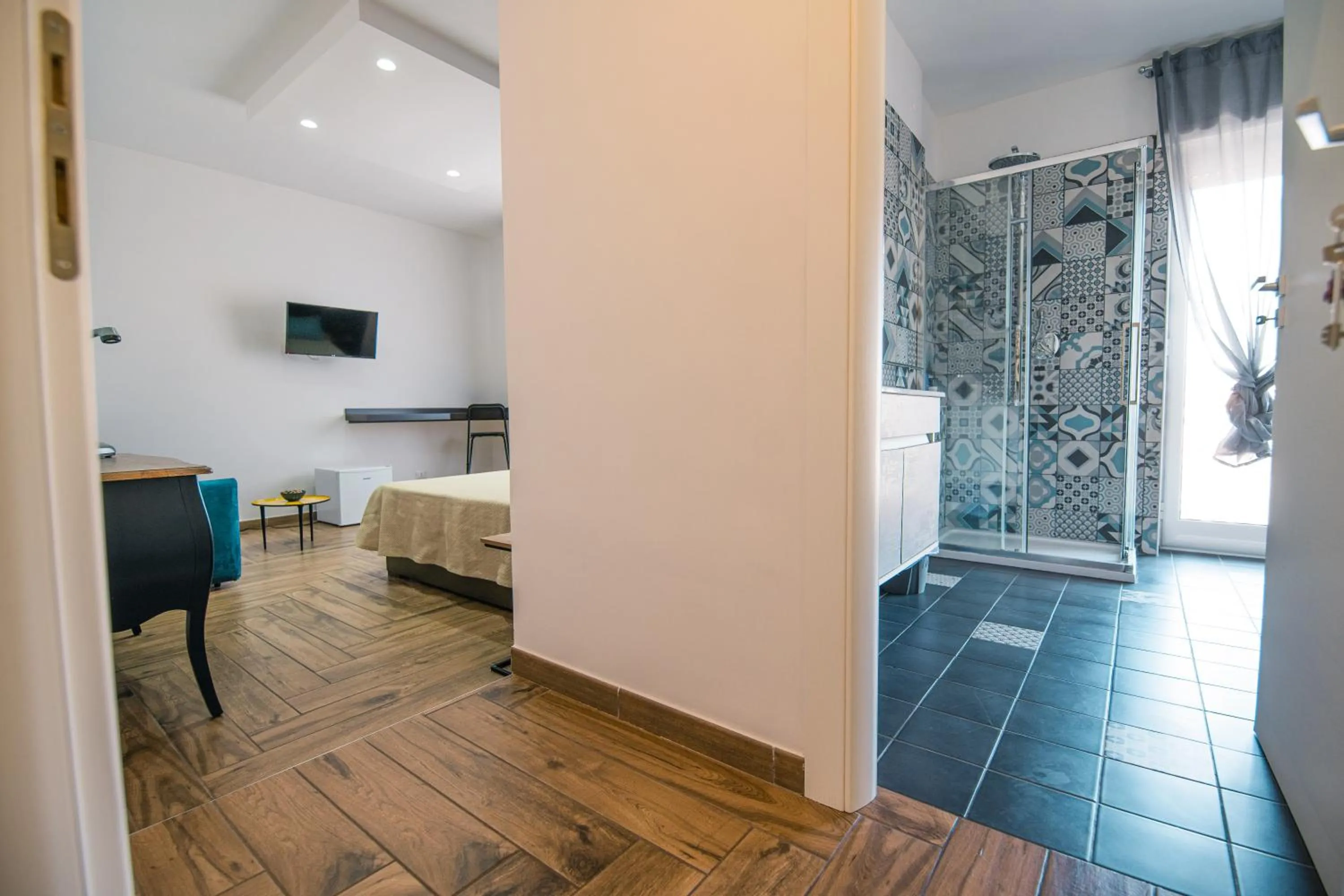 Photo of the whole room in HUB FERROVIARIO - 12 Posti Letto per il Tuo Gruppo a Napoli con Wifi e Netflix