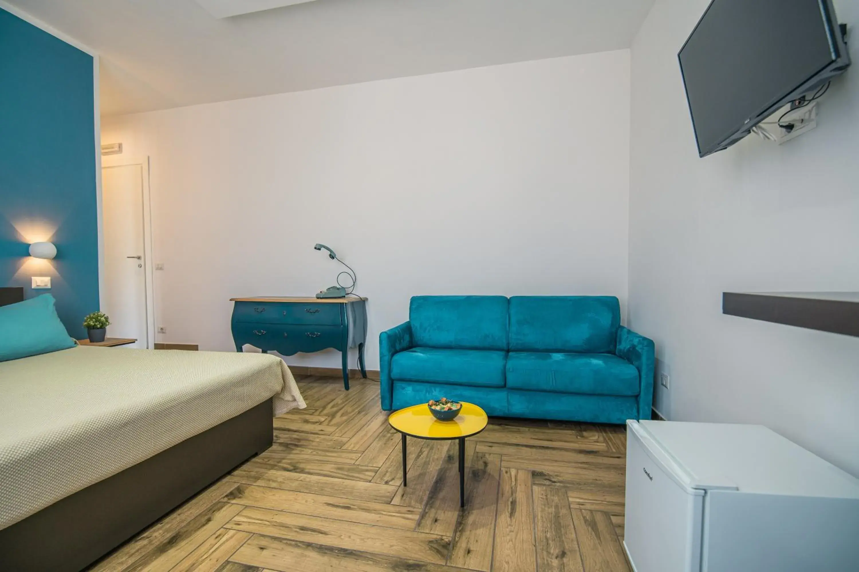 Family Room in HUB FERROVIARIO - 12 Posti Letto per il Tuo Gruppo a Napoli con Wifi e Netflix Family Room in HUB FERROVIARIO - 12 Posti Letto per il Tuo Gruppo a Napoli con Wifi e Netflix
