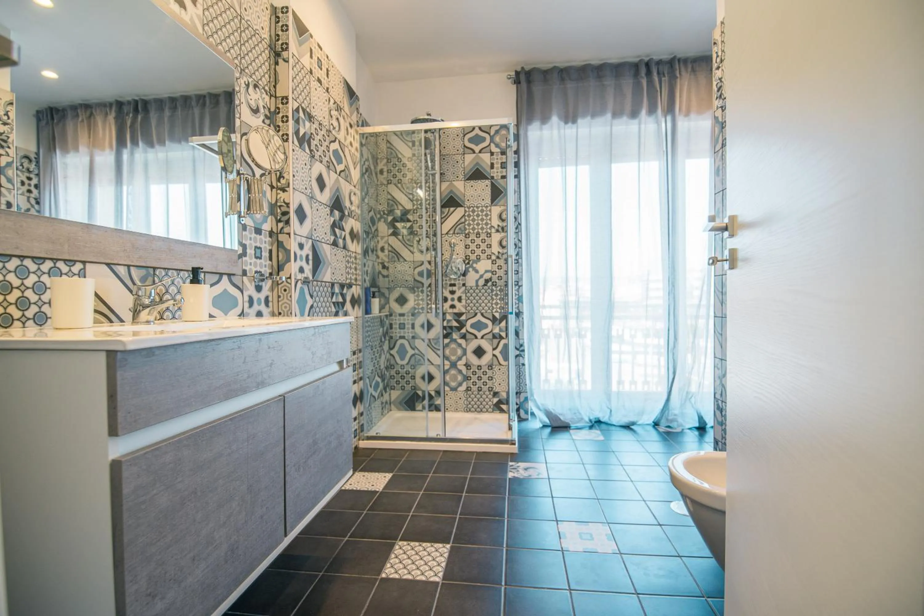 Bathroom in HUB FERROVIARIO - 12 Posti Letto per il Tuo Gruppo a Napoli con Wifi e Netflix