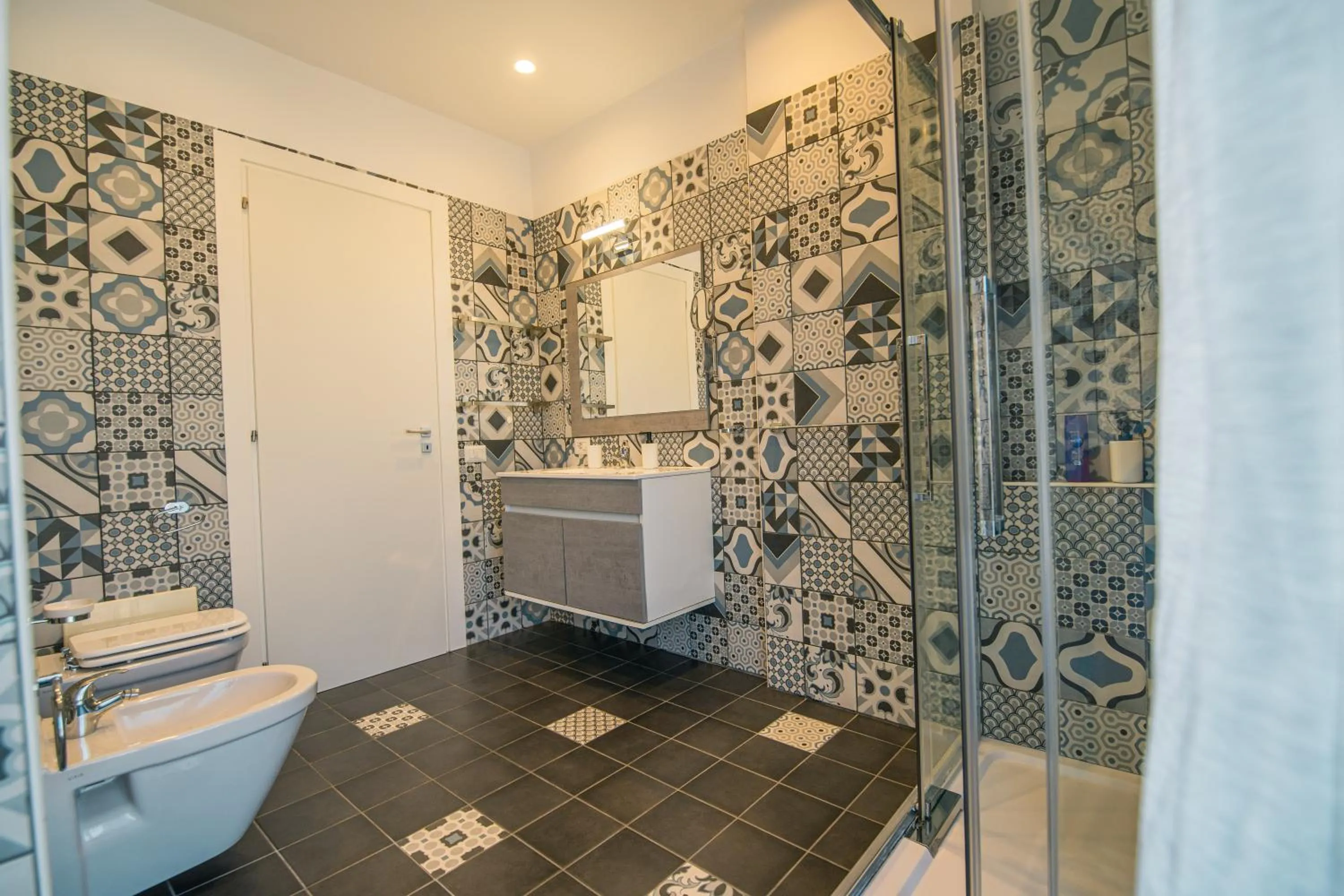 Bathroom in HUB FERROVIARIO - 12 Posti Letto per il Tuo Gruppo a Napoli con Wifi e Netflix