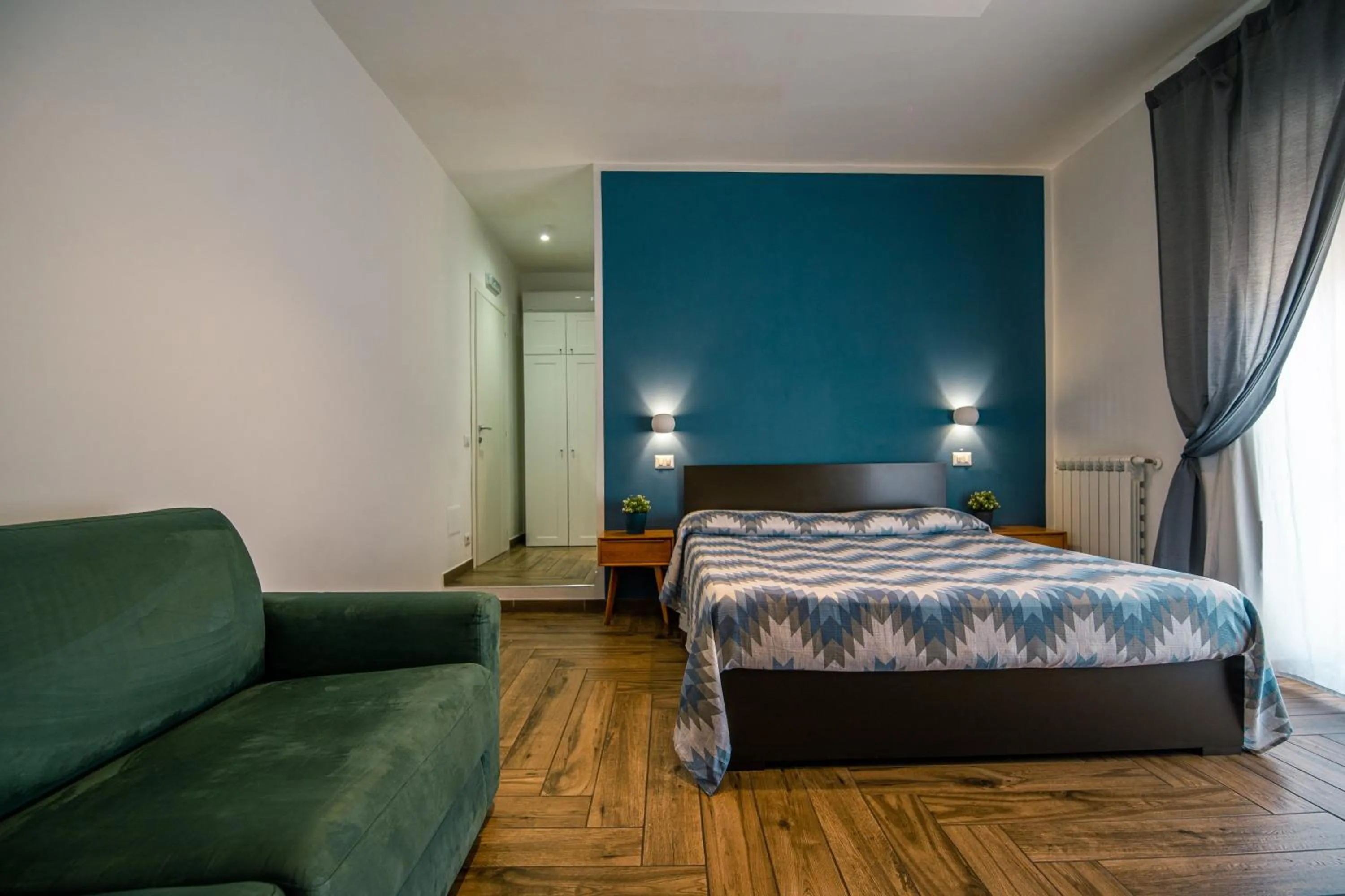 Photo of the whole room, Bed in HUB FERROVIARIO - 12 Posti Letto per il Tuo Gruppo a Napoli con Wifi e Netflix