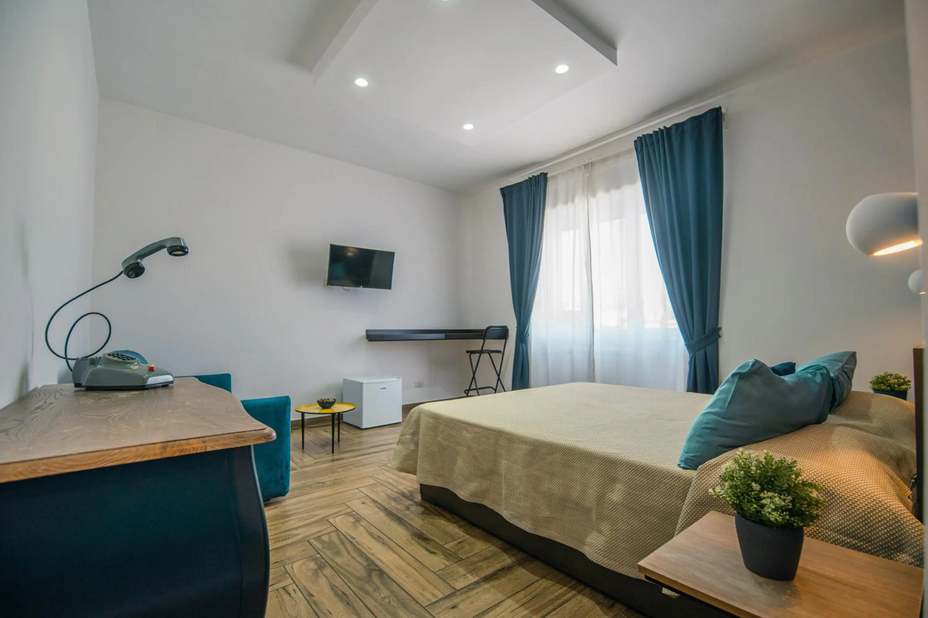 Photo of the whole room, Bed in HUB FERROVIARIO - 12 Posti Letto per il Tuo Gruppo a Napoli con Wifi e Netflix