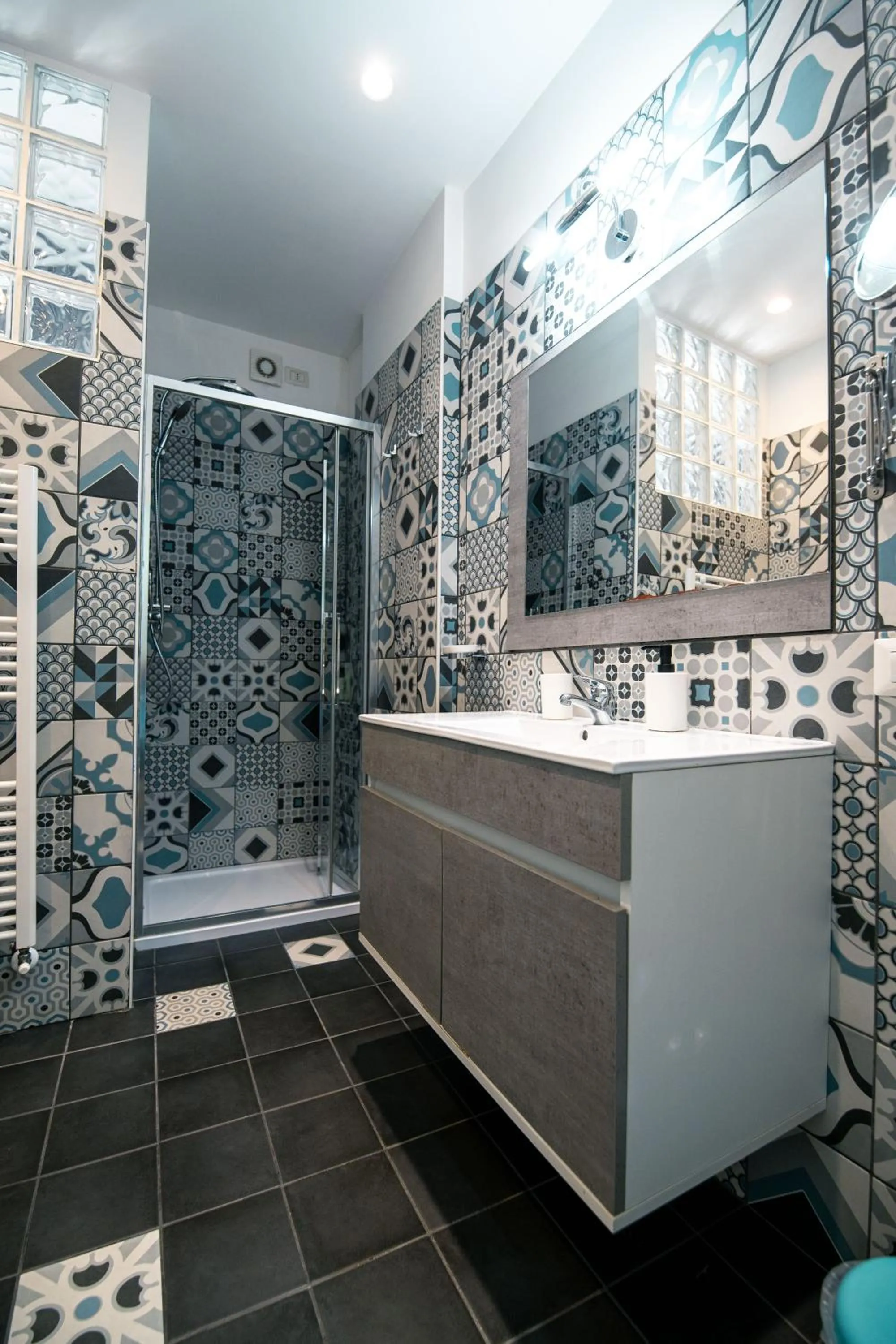 Bathroom in HUB FERROVIARIO - 12 Posti Letto per il Tuo Gruppo a Napoli con Wifi e Netflix