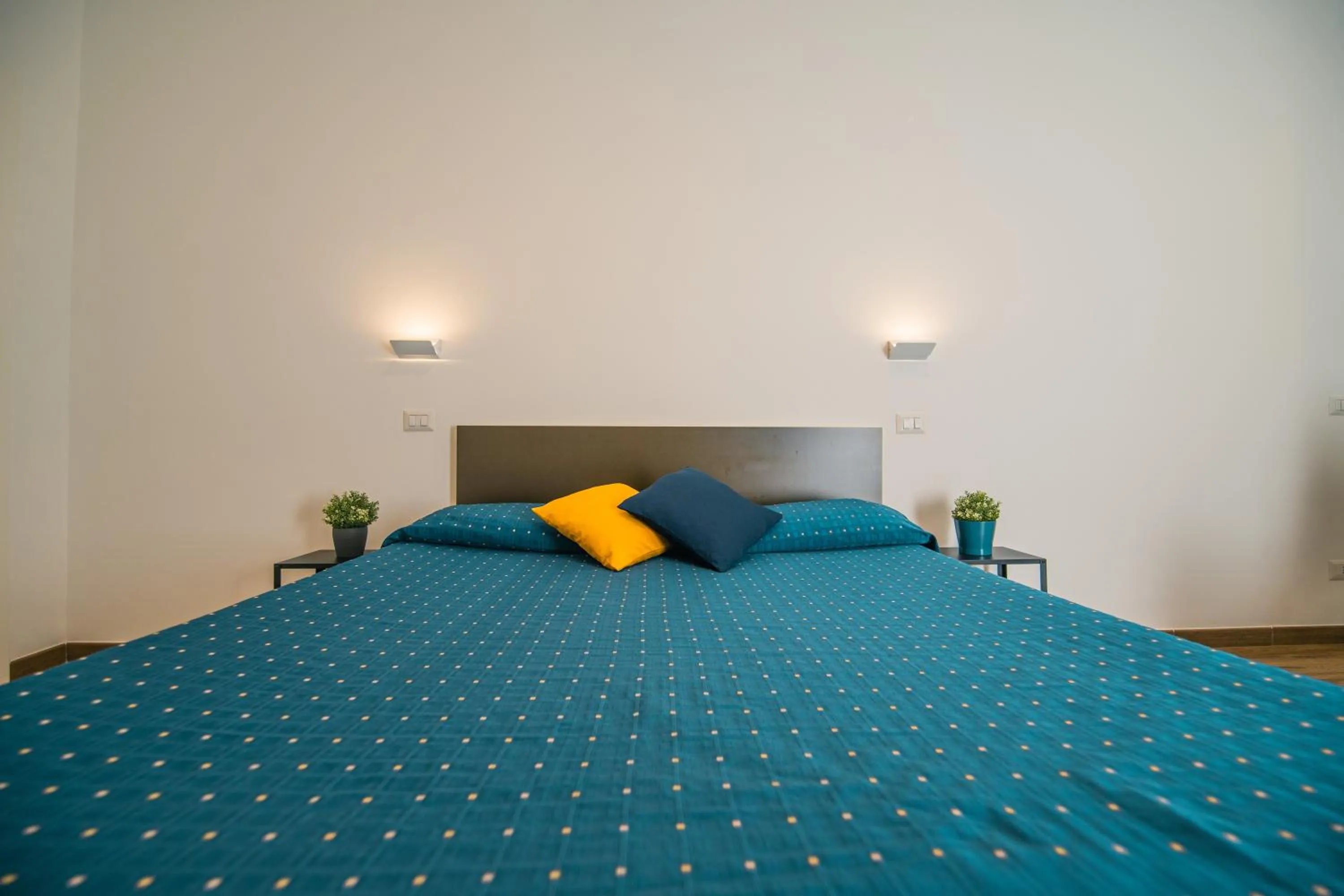 Bed in HUB FERROVIARIO - 12 Posti Letto per il Tuo Gruppo a Napoli con Wifi e Netflix