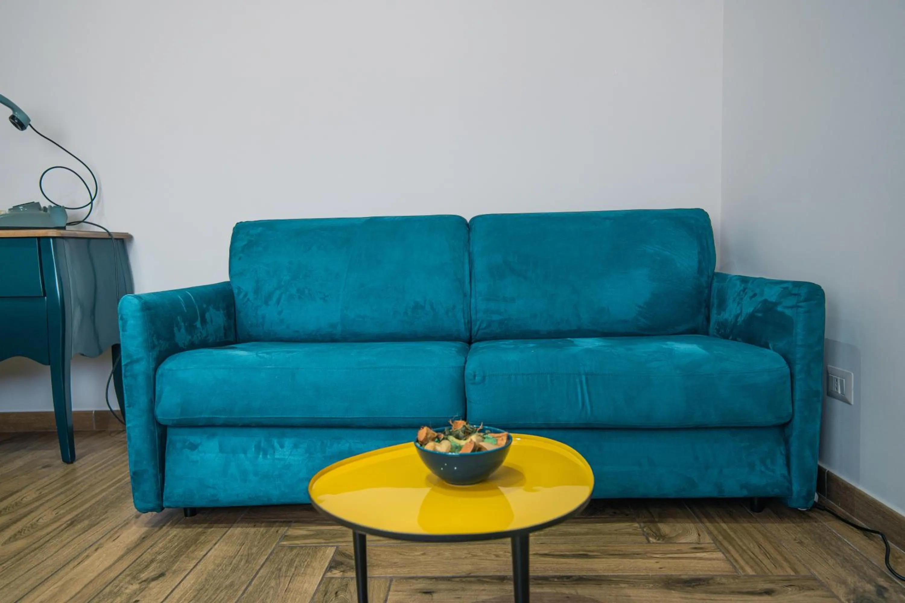 Photo of the whole room in HUB FERROVIARIO - 12 Posti Letto per il Tuo Gruppo a Napoli con Wifi e Netflix