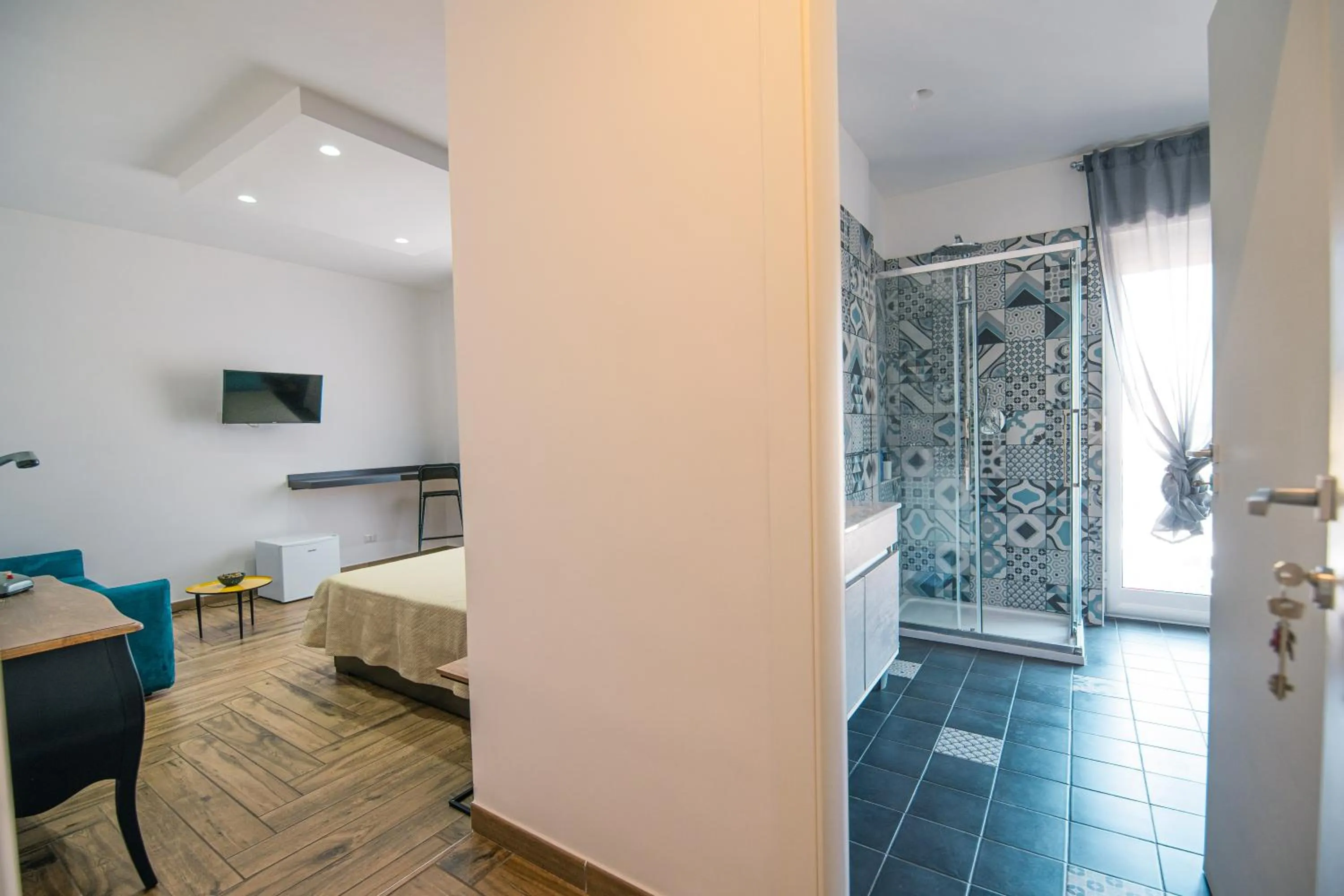 Photo of the whole room, Bed in HUB FERROVIARIO - 12 Posti Letto per il Tuo Gruppo a Napoli con Wifi e Netflix