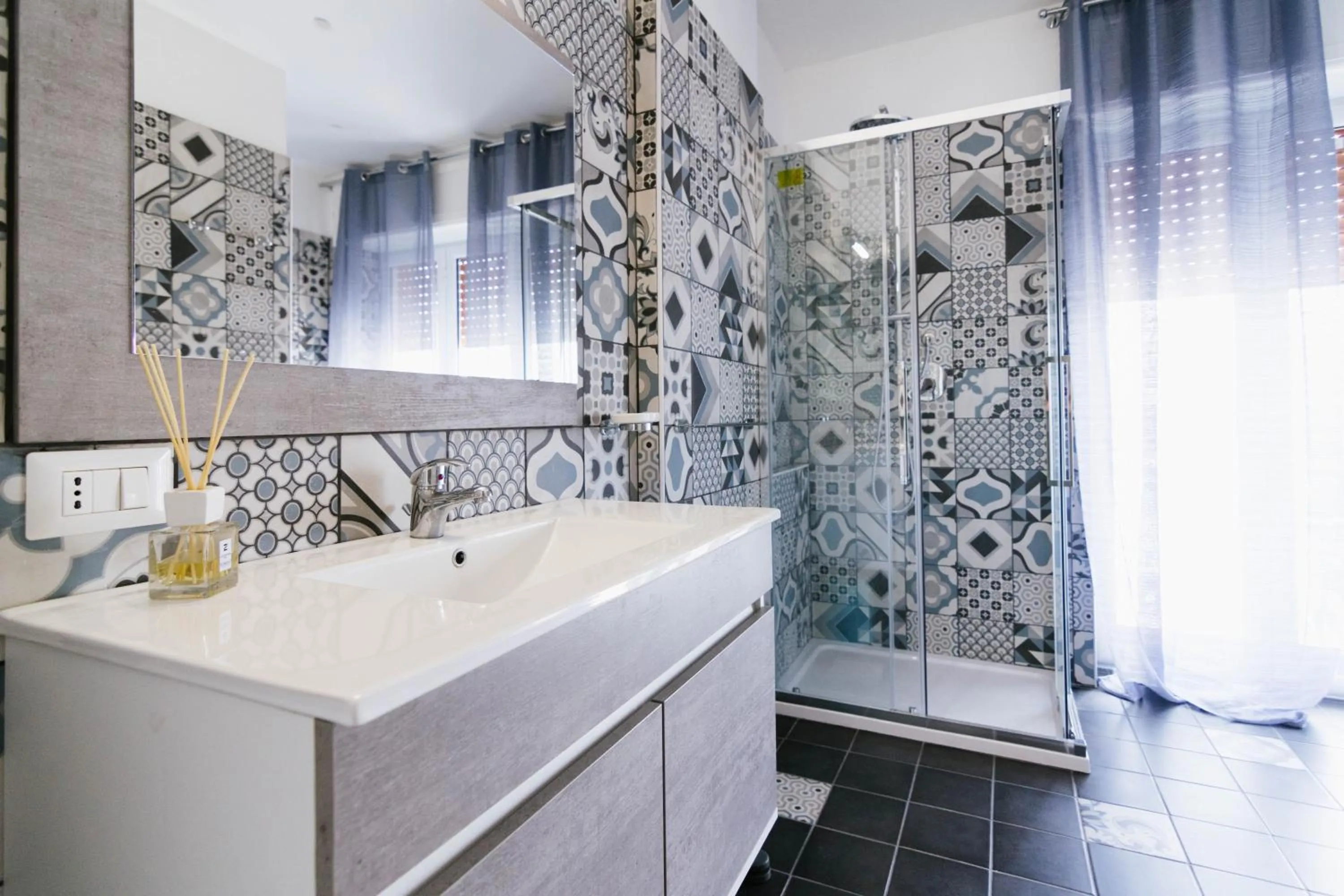 Shower in HUB FERROVIARIO - 12 Posti Letto per il Tuo Gruppo a Napoli con Wifi e Netflix