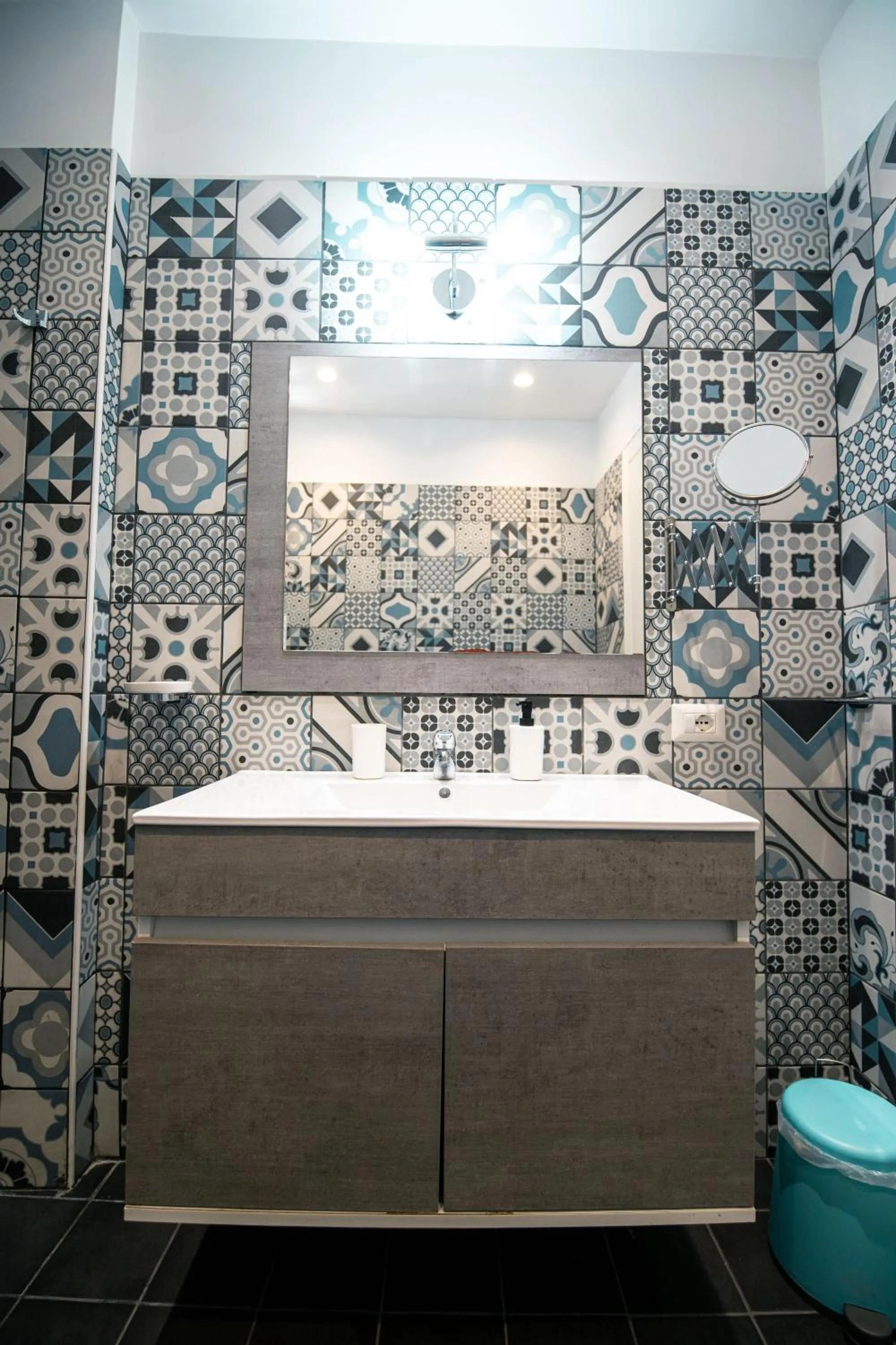 Bathroom in HUB FERROVIARIO - 12 Posti Letto per il Tuo Gruppo a Napoli con Wifi e Netflix