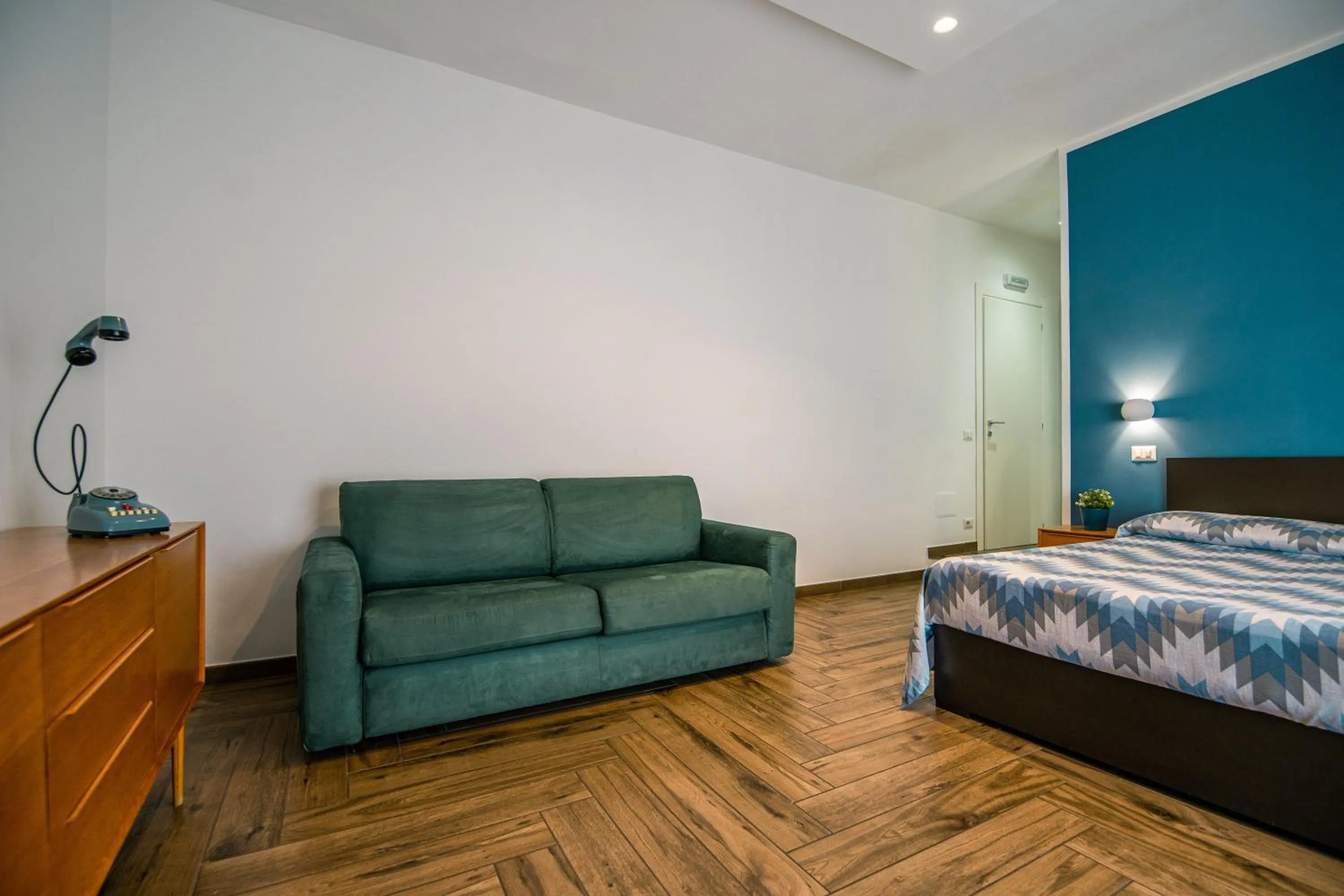 Photo of the whole room, Bed in HUB FERROVIARIO - 12 Posti Letto per il Tuo Gruppo a Napoli con Wifi e Netflix