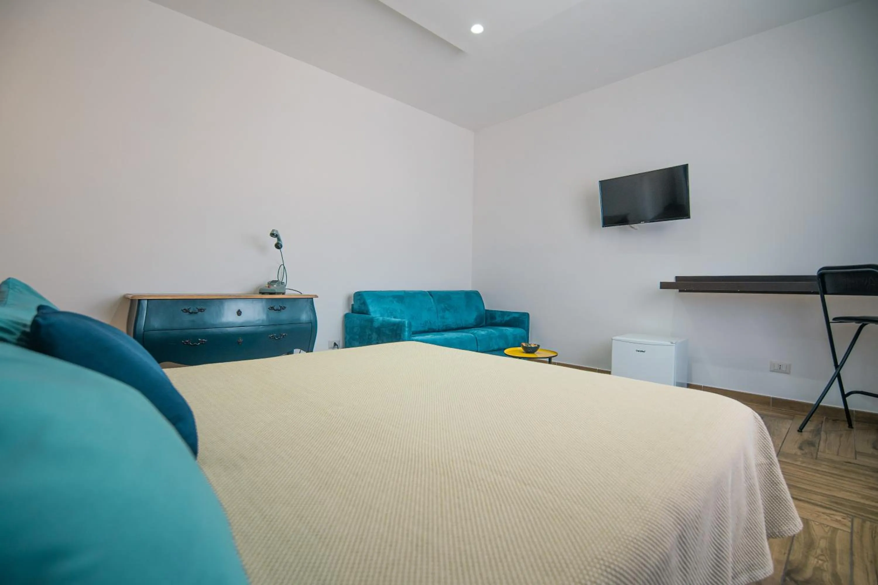 TV and multimedia, Bed in HUB FERROVIARIO - 12 Posti Letto per il Tuo Gruppo a Napoli con Wifi e Netflix