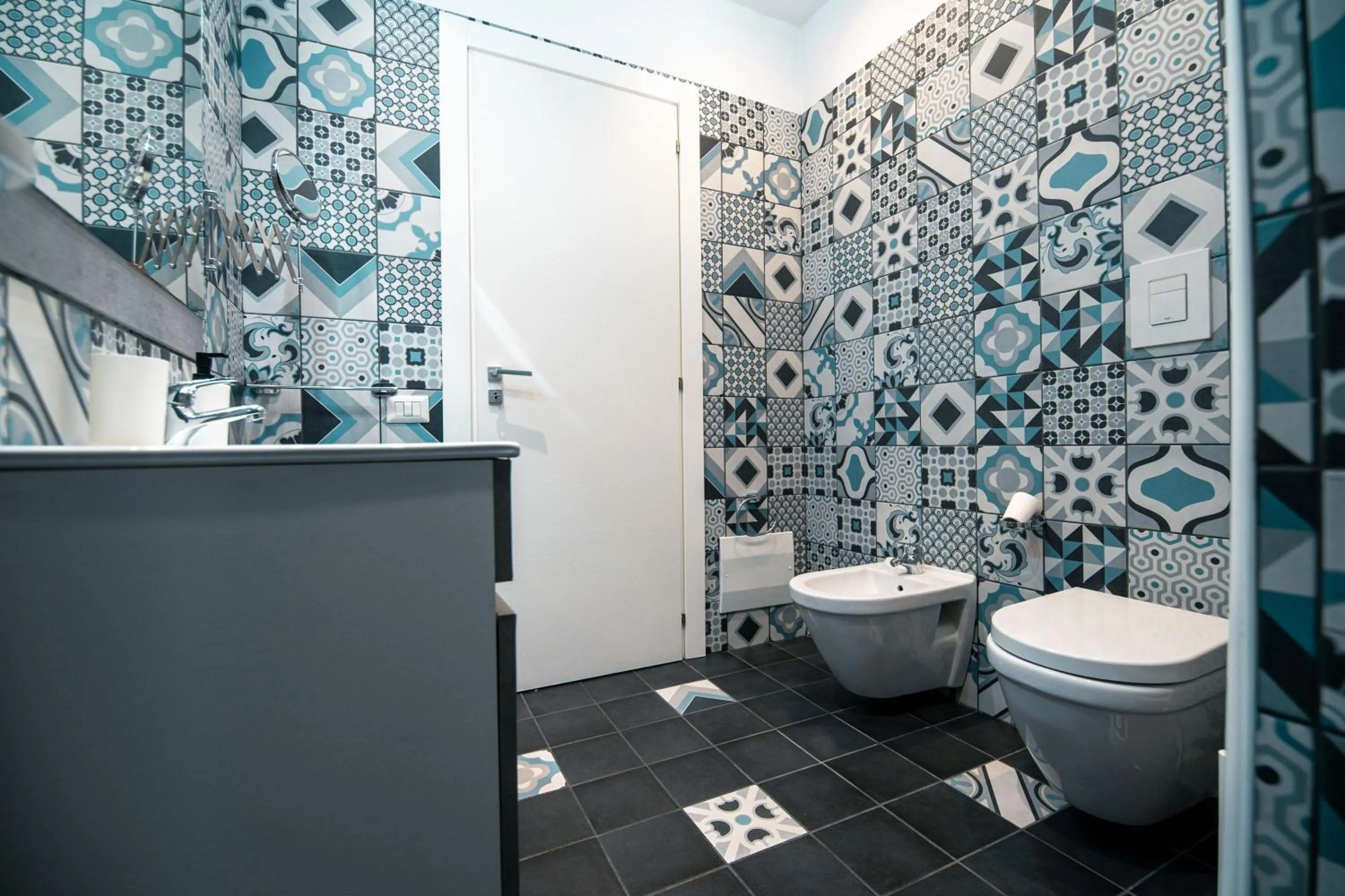 Bathroom in HUB FERROVIARIO - 12 Posti Letto per il Tuo Gruppo a Napoli con Wifi e Netflix