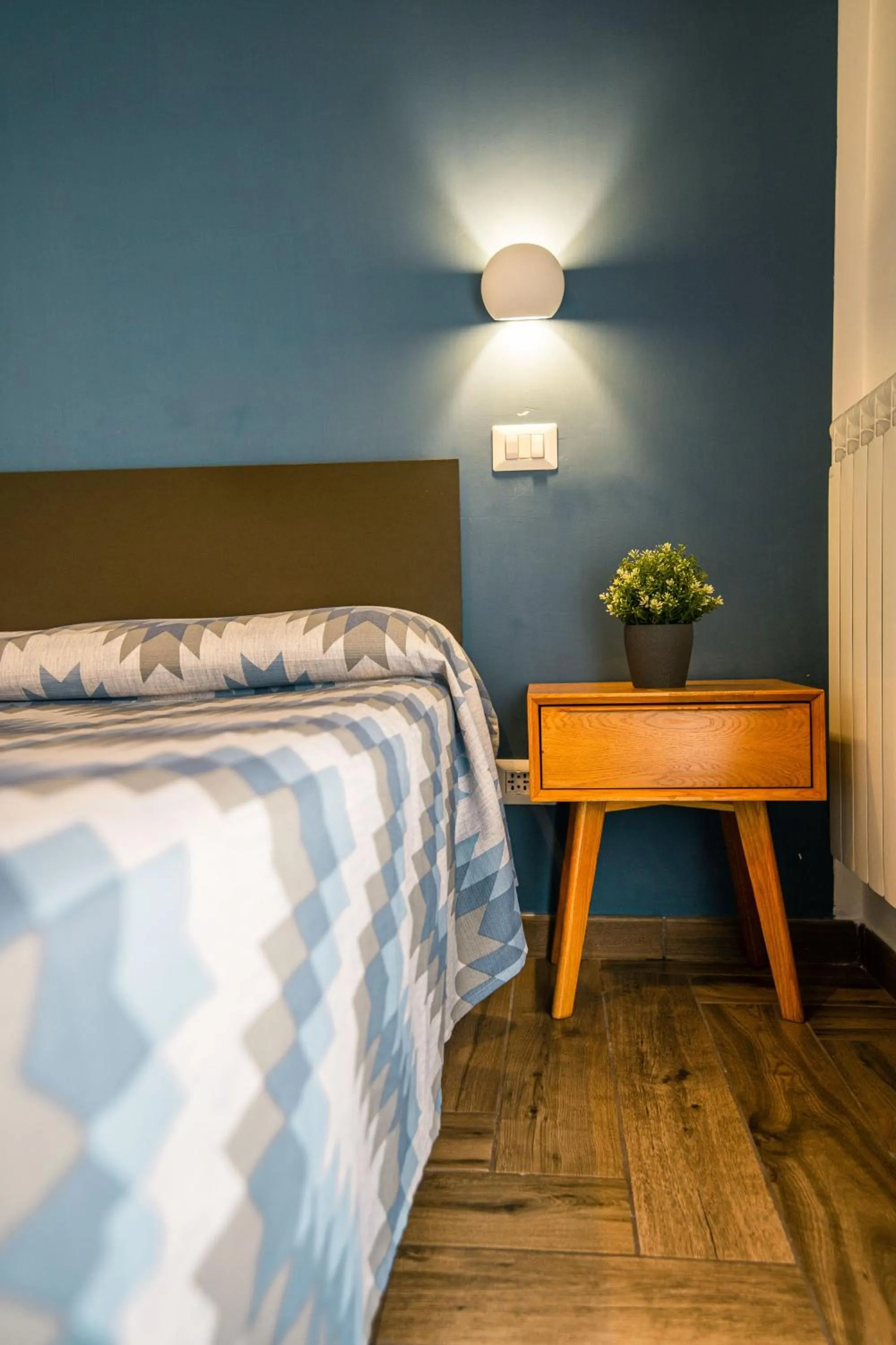 Decorative detail, Bed in HUB FERROVIARIO - 12 Posti Letto per il Tuo Gruppo a Napoli con Wifi e Netflix