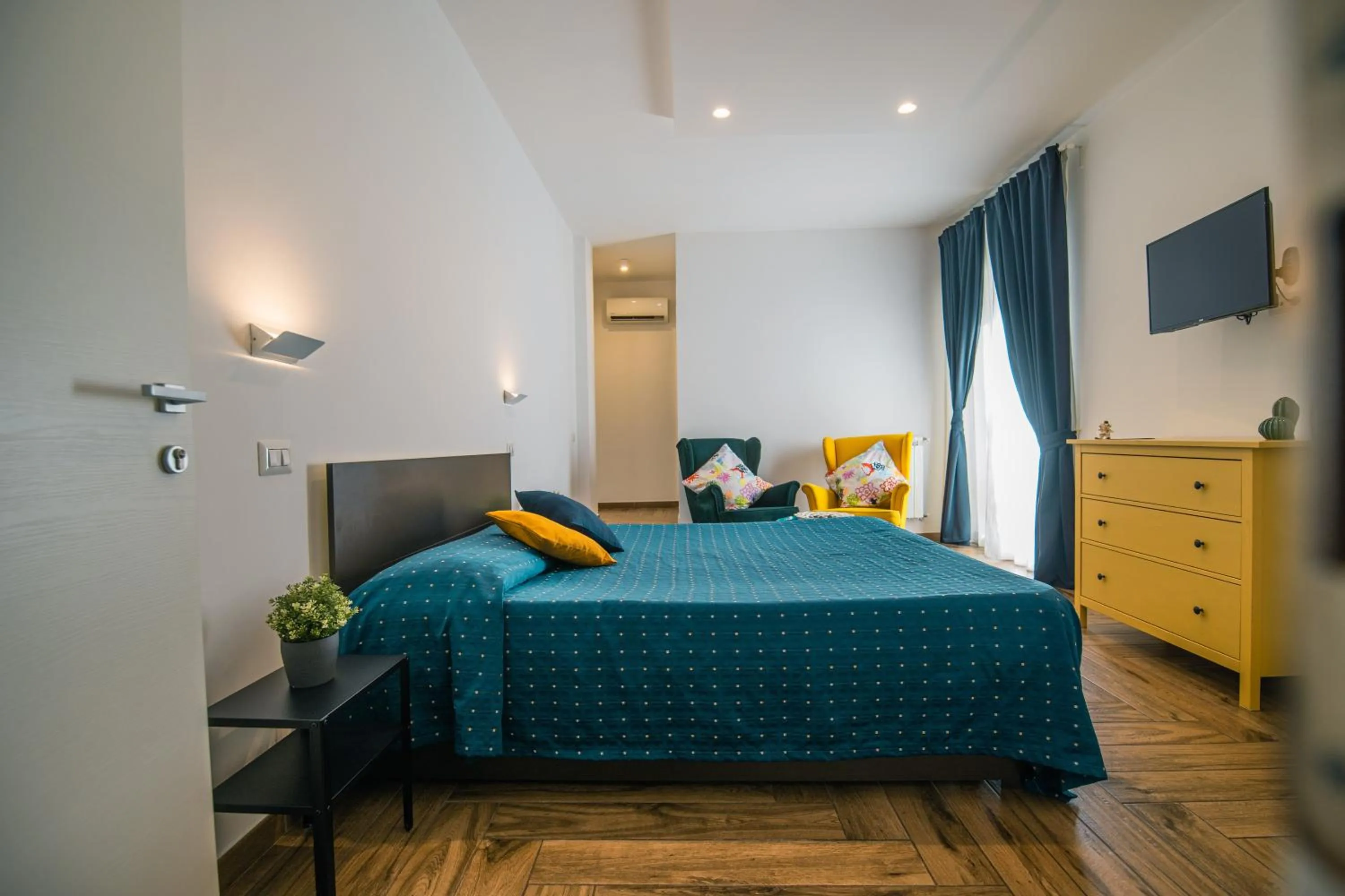 TV and multimedia, Bed in HUB FERROVIARIO - 12 Posti Letto per il Tuo Gruppo a Napoli con Wifi e Netflix