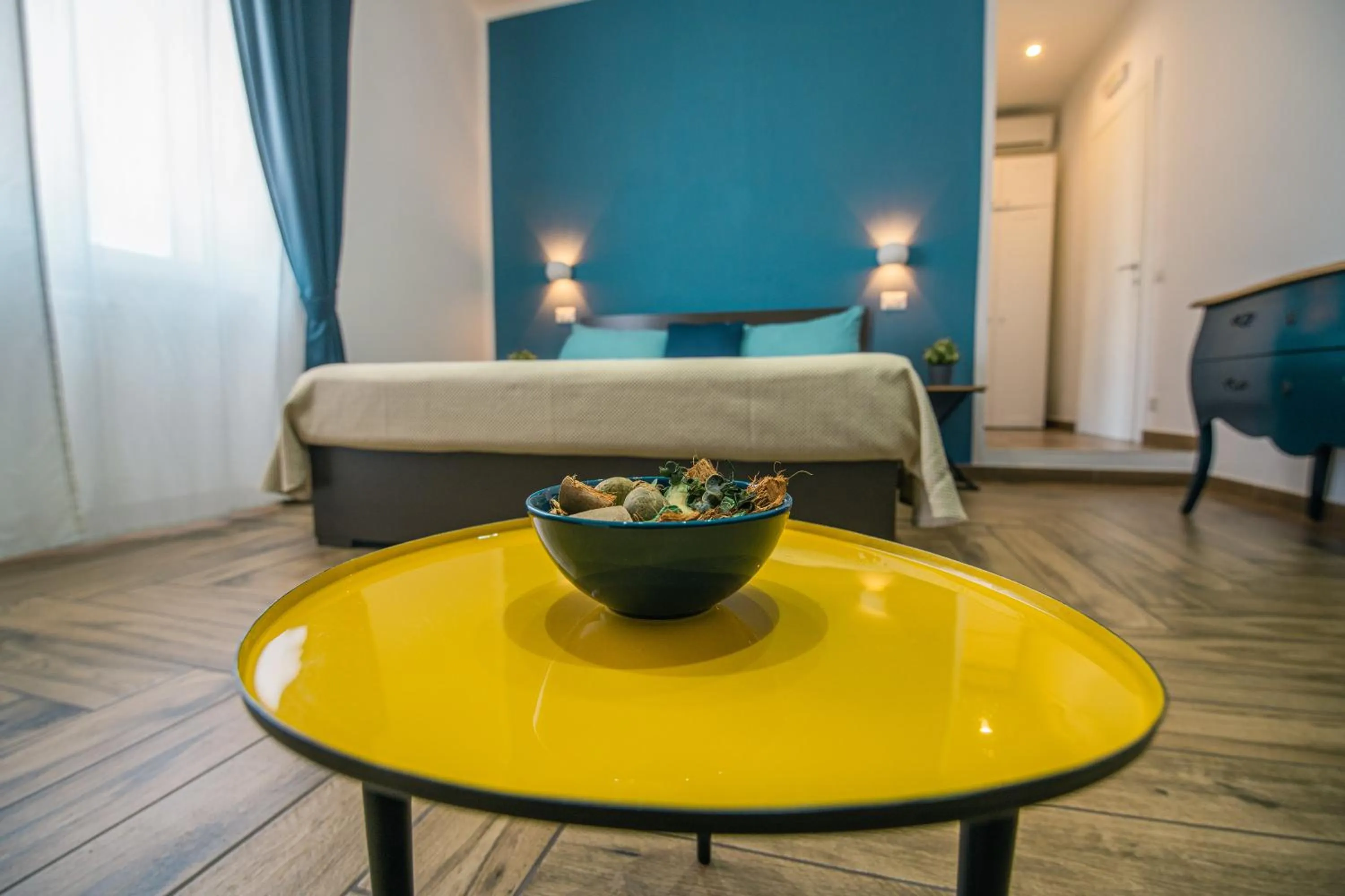 Decorative detail, Bed in HUB FERROVIARIO - 12 Posti Letto per il Tuo Gruppo a Napoli con Wifi e Netflix