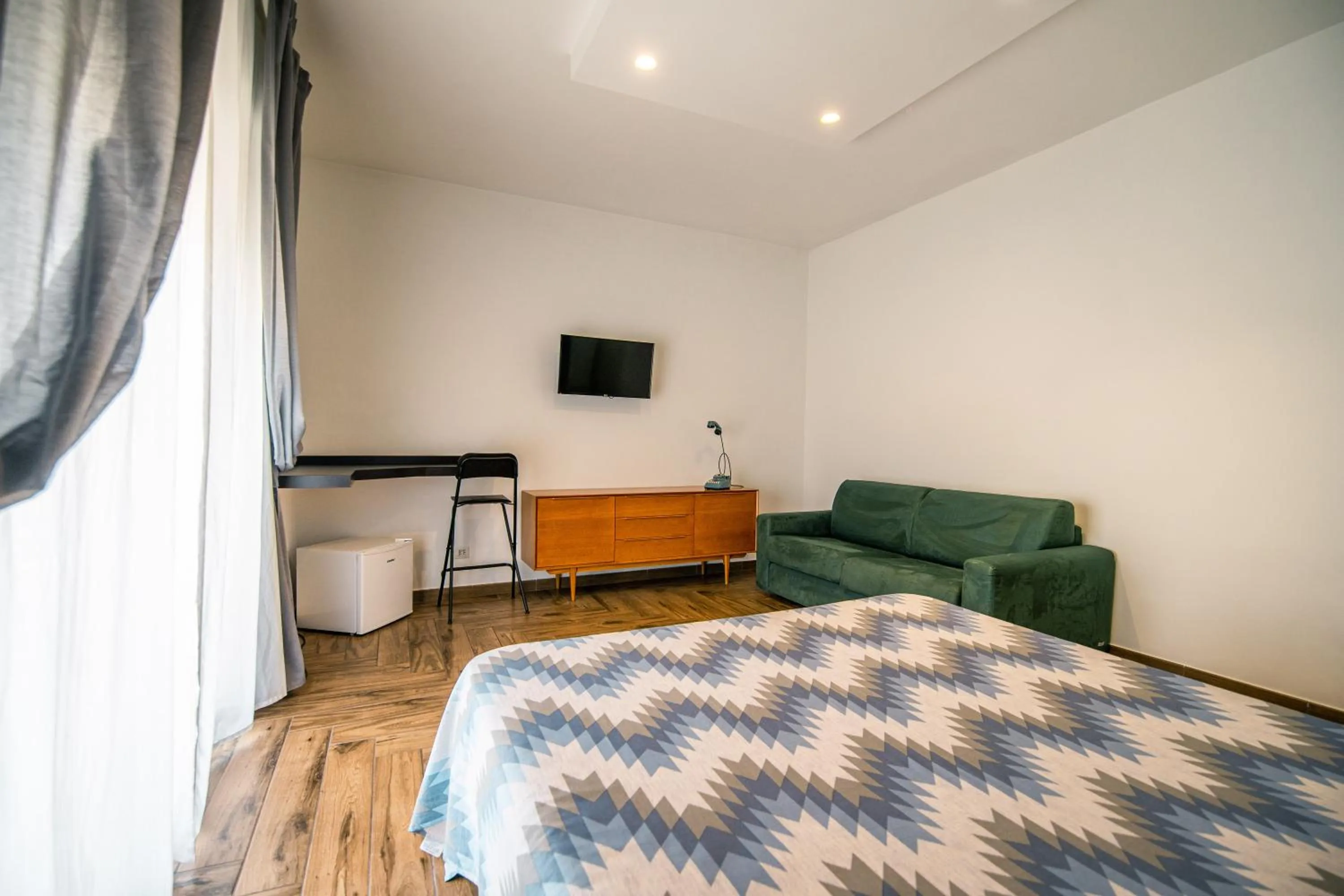 Photo of the whole room, Bed in HUB FERROVIARIO - 12 Posti Letto per il Tuo Gruppo a Napoli con Wifi e Netflix