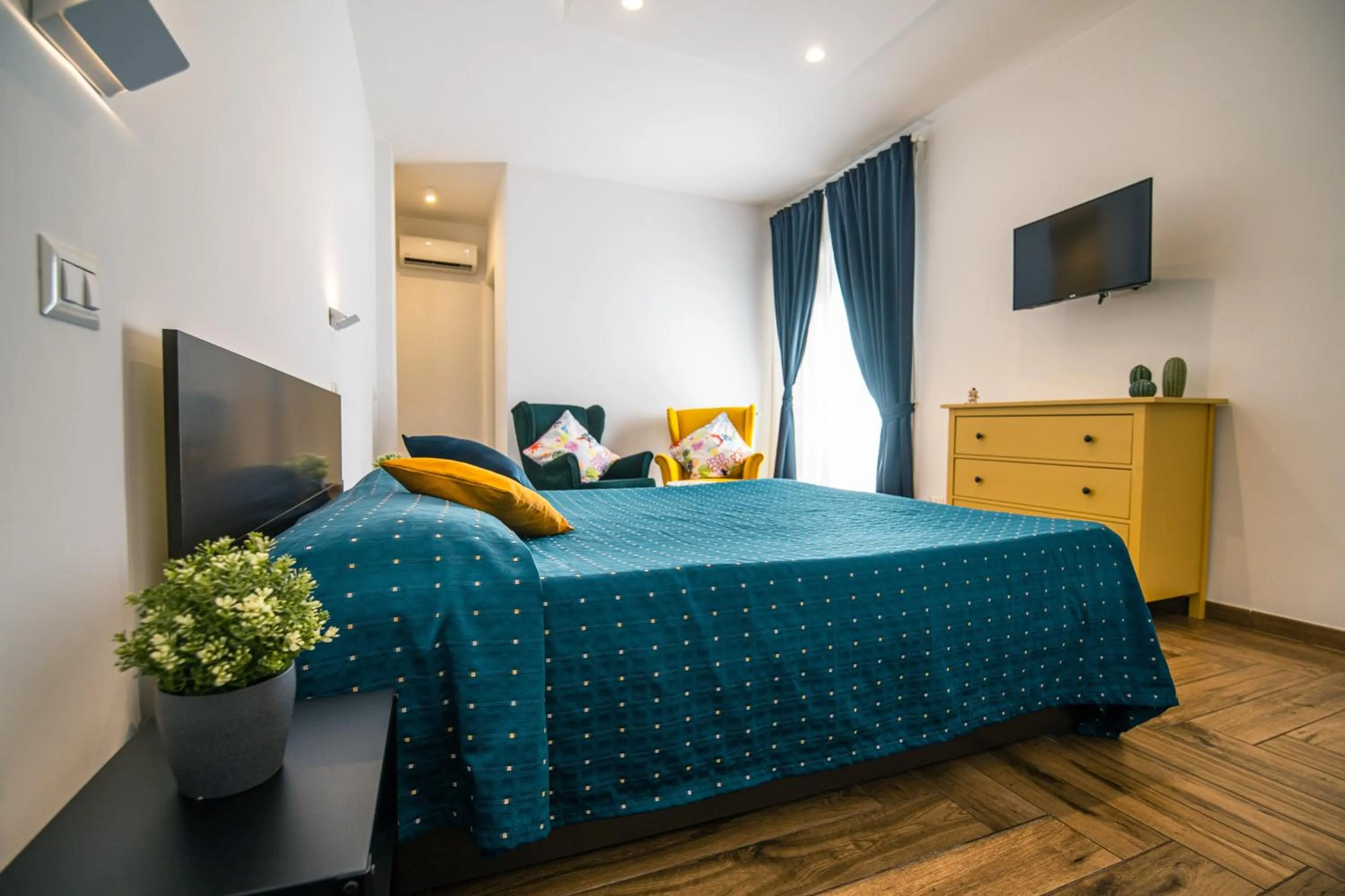 Photo of the whole room, Bed in HUB FERROVIARIO - 12 Posti Letto per il Tuo Gruppo a Napoli con Wifi e Netflix