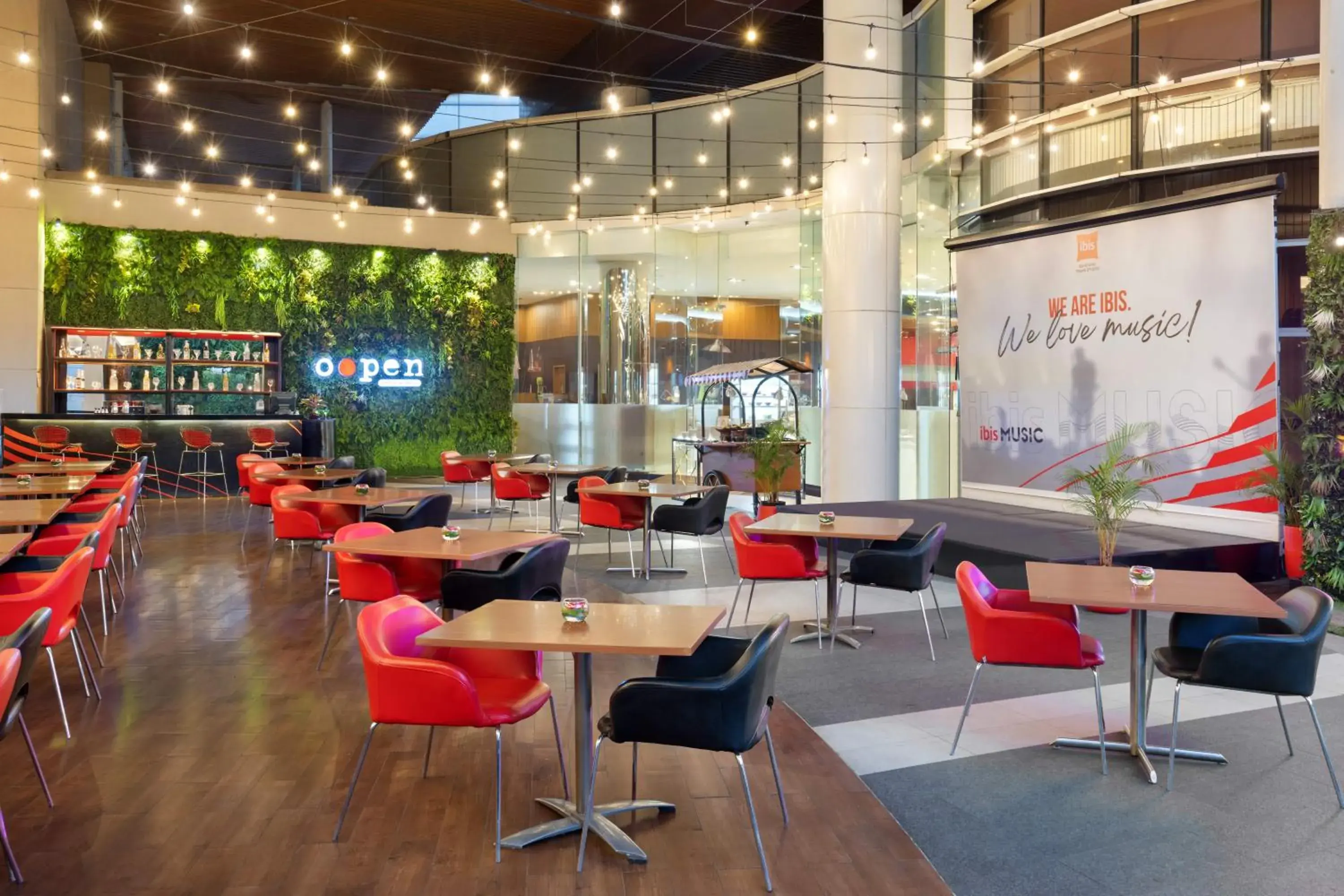 Restaurant/places to eat in Ibis Bandung Trans Studio Restaurant/places to eat in Ibis Bandung Trans Studio