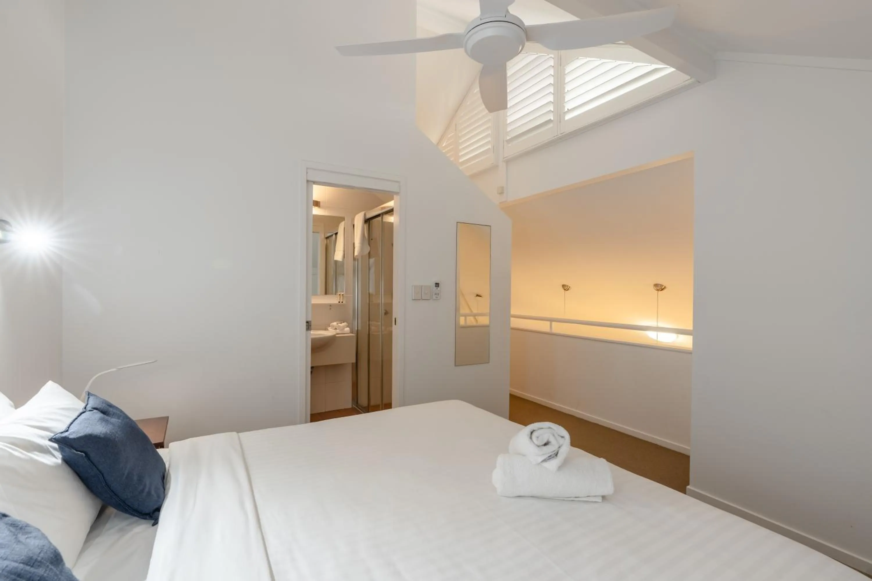 Bathroom, Bed in Outrigger Bay