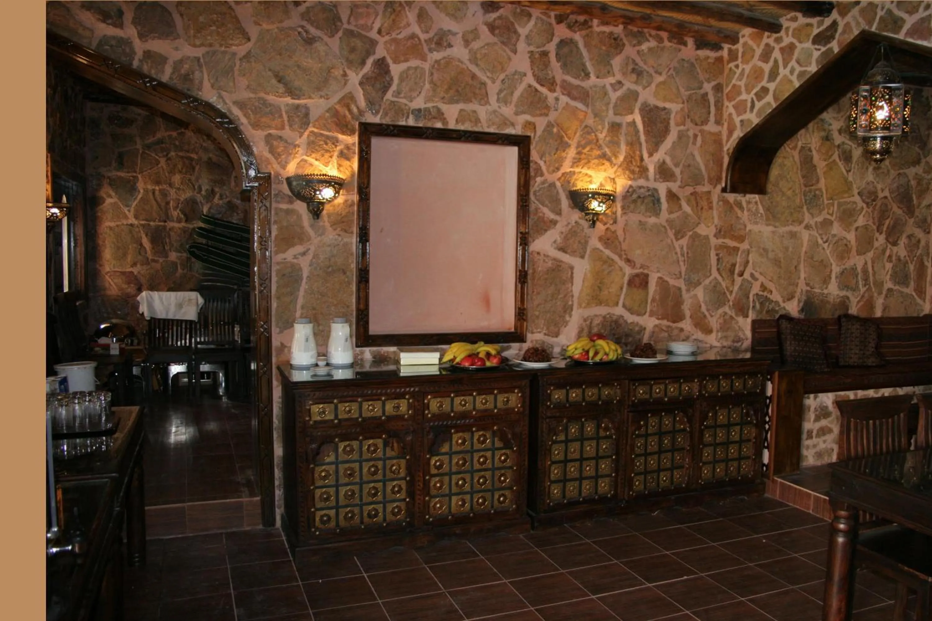 Restaurant/places to eat in Esra Hotel Apartment