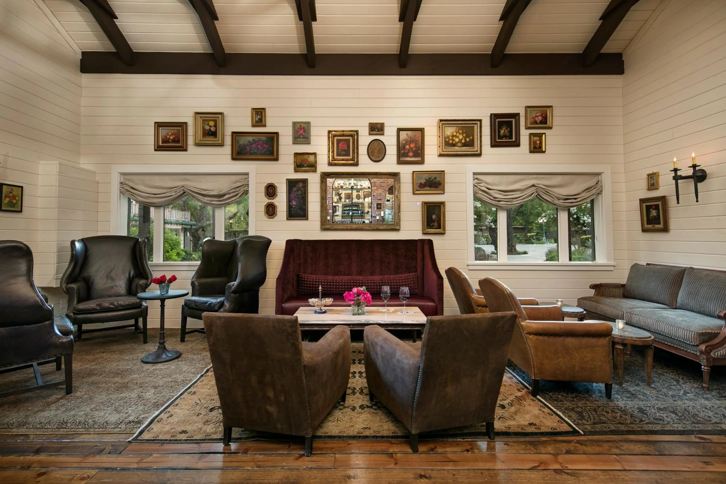 Lounge or bar in The Genevieve