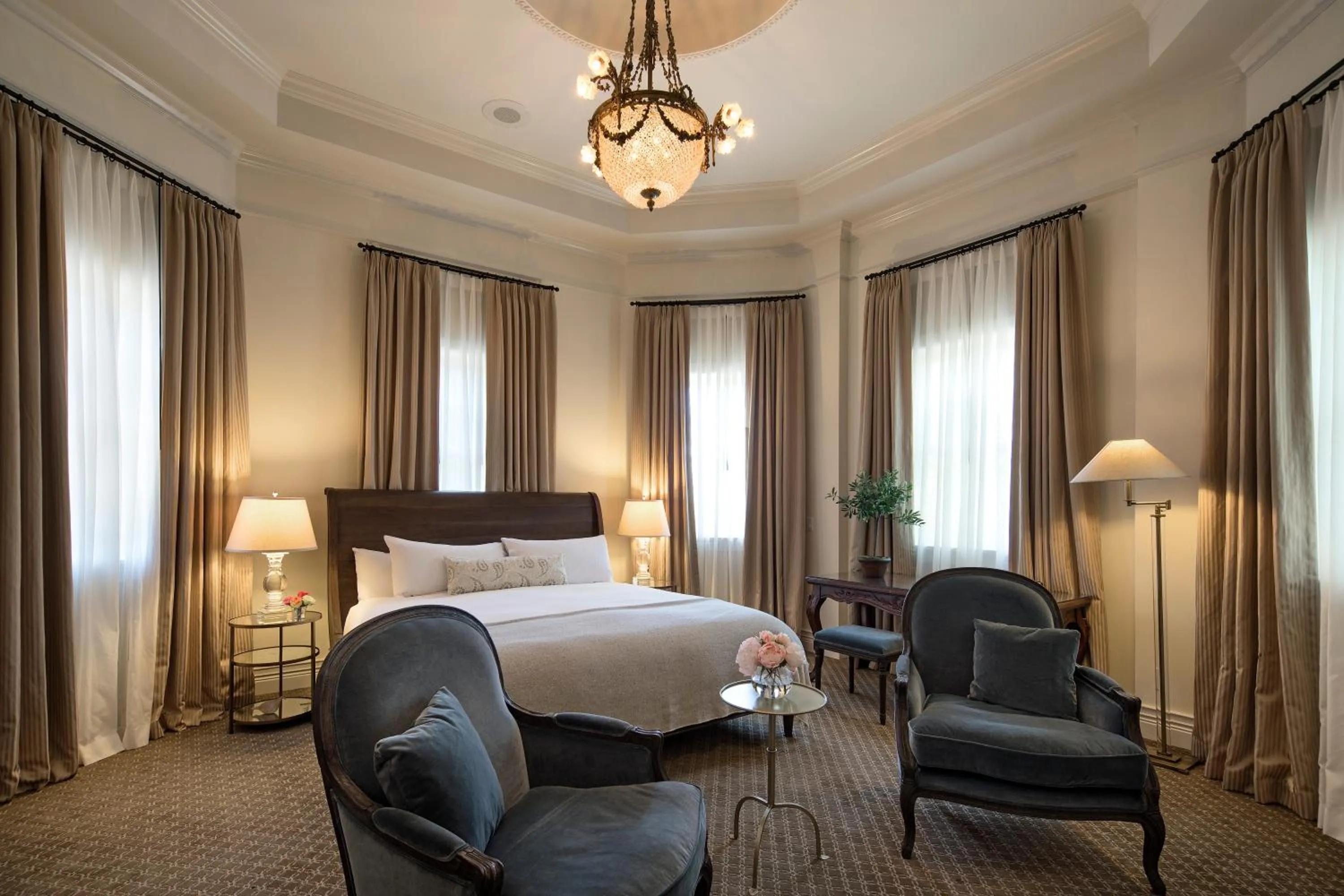 Seating area, Bed in The Genevieve