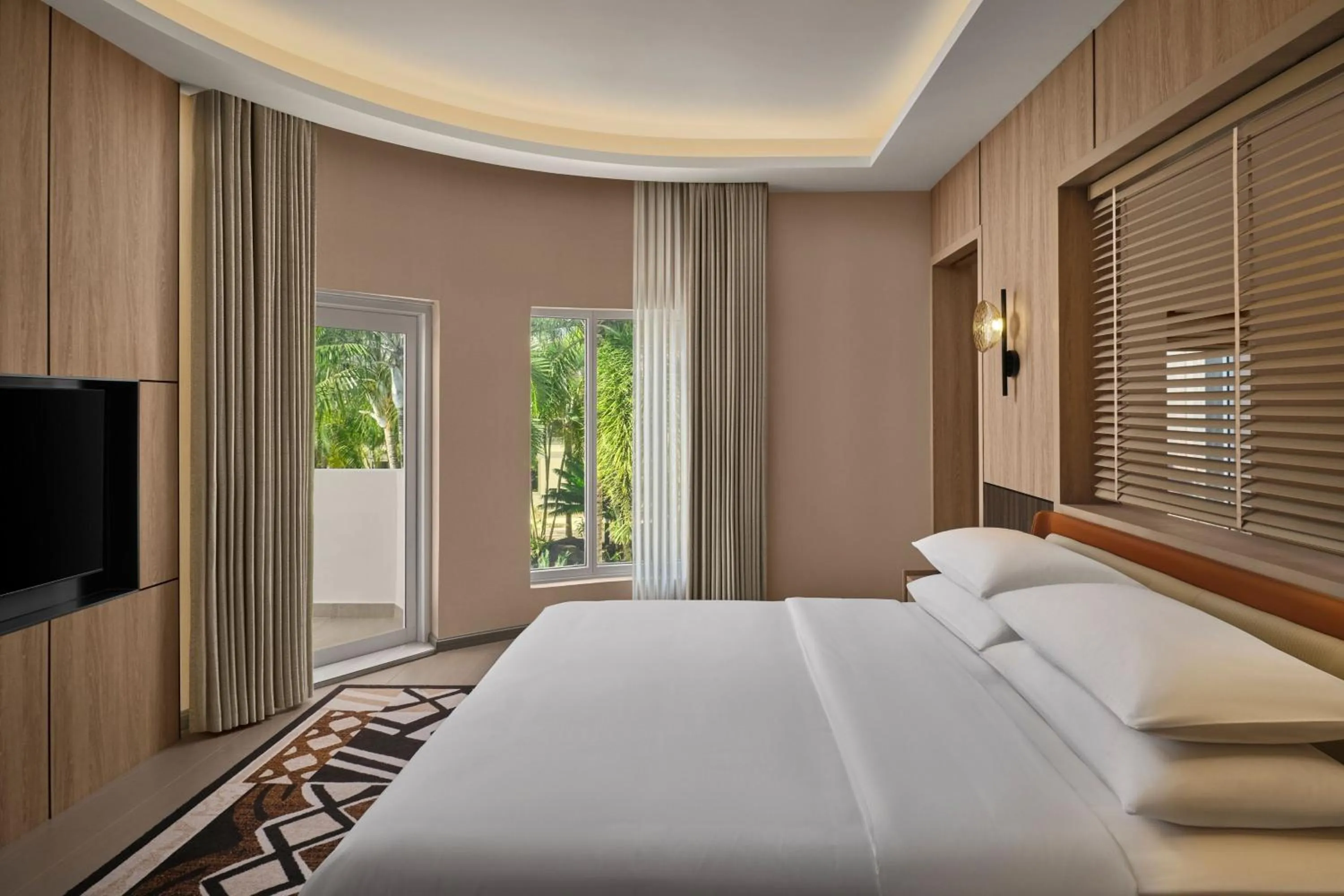 Swimming pool, Bed in Sheraton Samoa Aggie Grey's Hotel & Bungalows