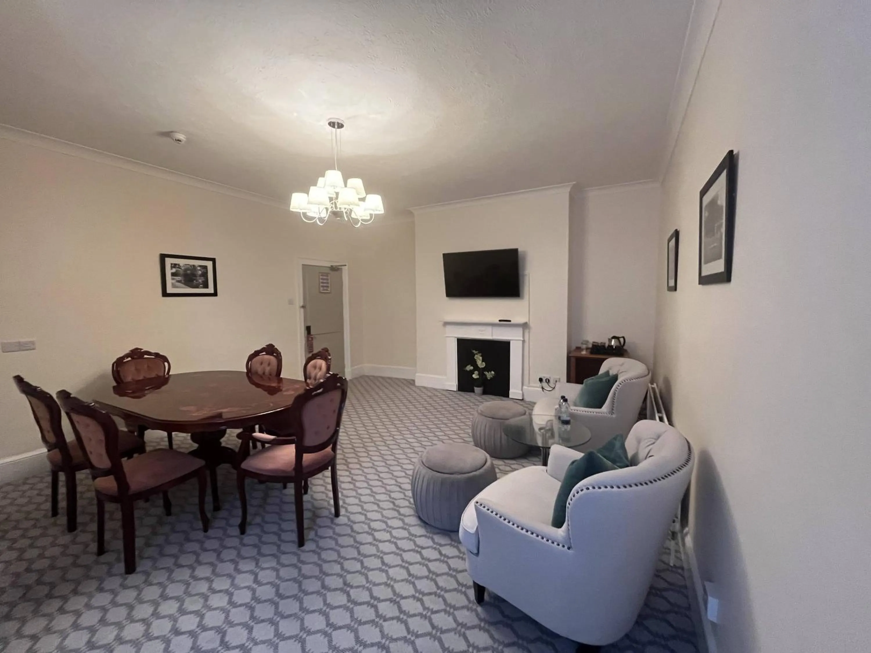 Living room in Avisford Park Hotel