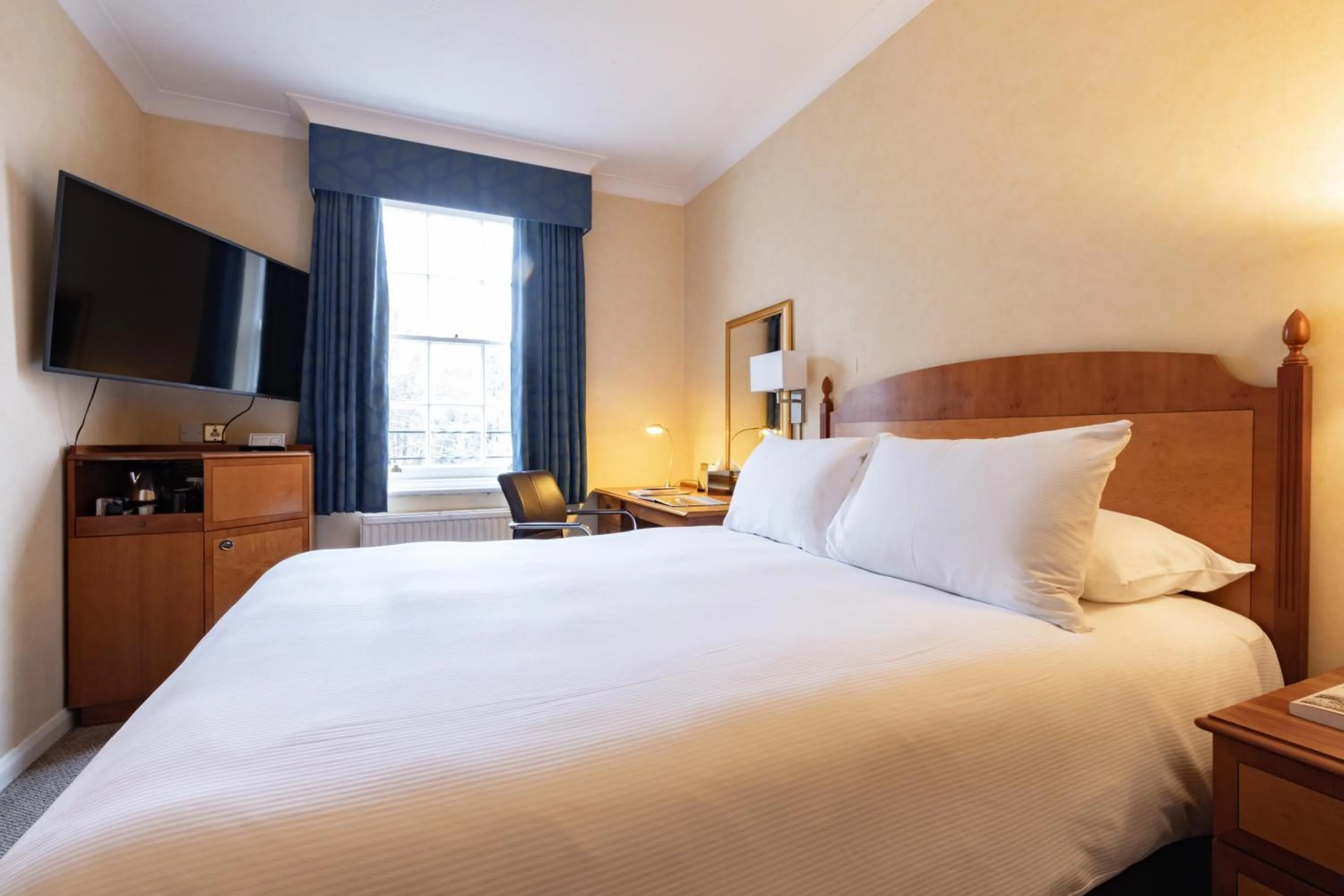 Bed in Avisford Park Hotel