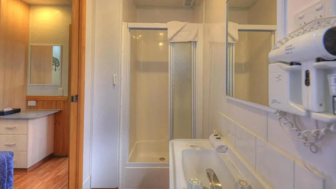 Bathroom in Airport Tourist Village Melbourne