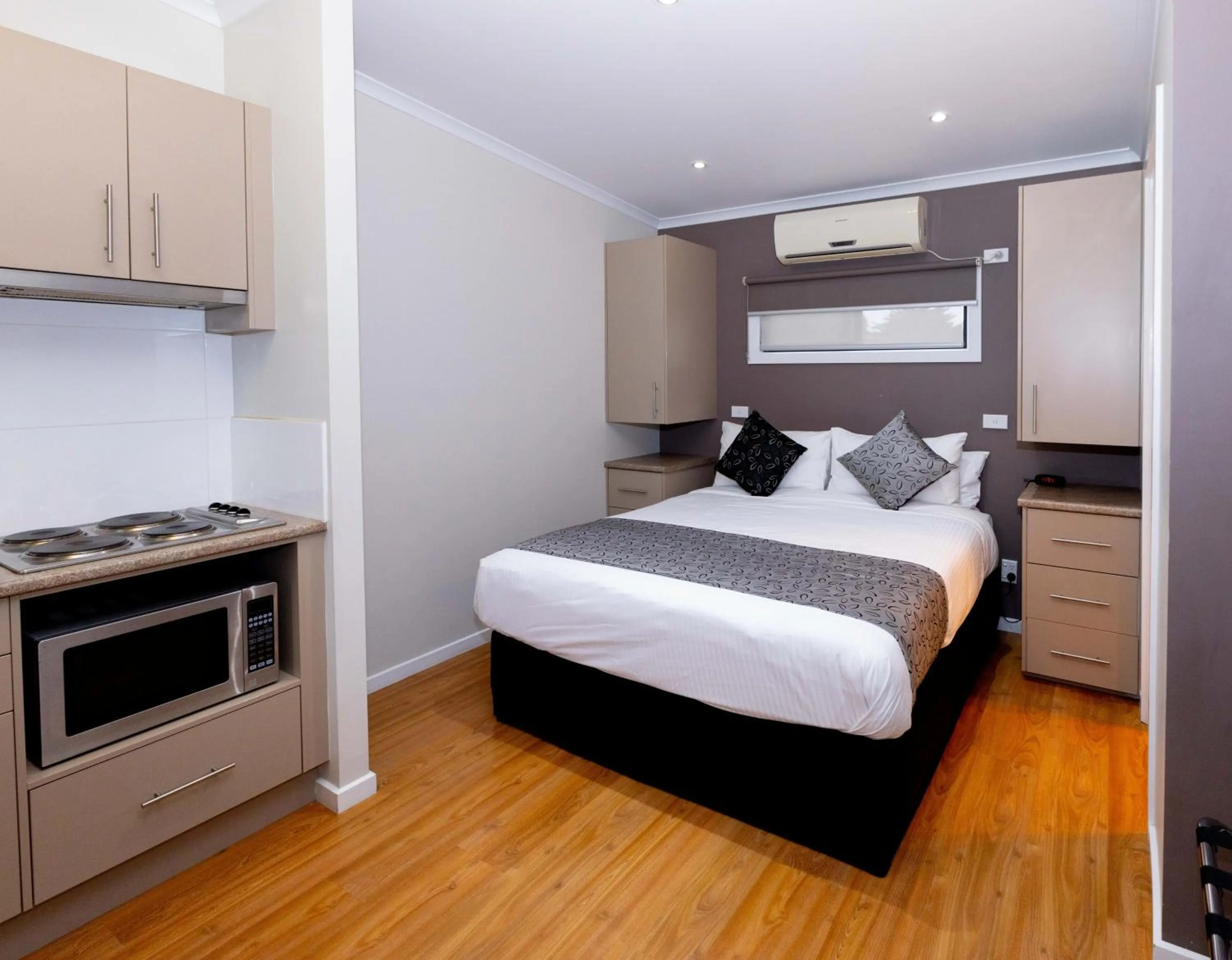 Bedroom, Bed in Airport Tourist Village Melbourne