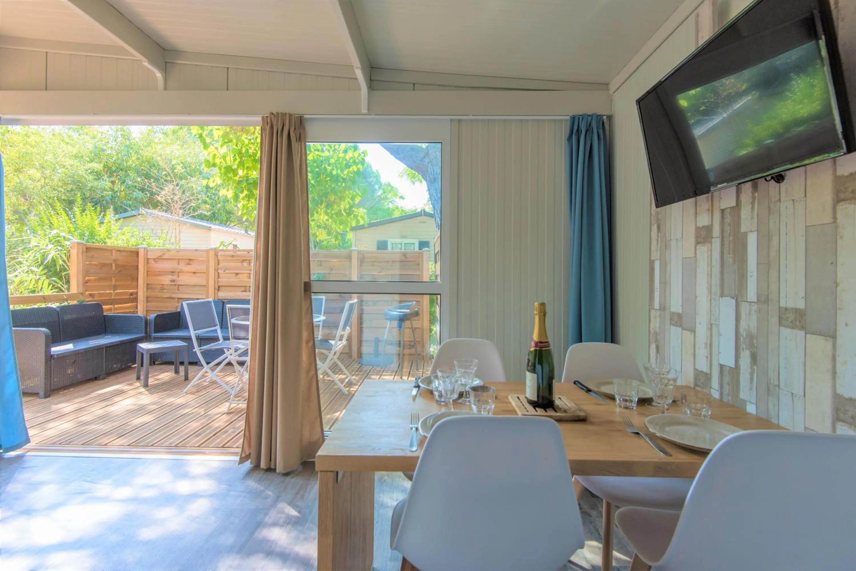 Dining area in Camping La Pinède Enchantée