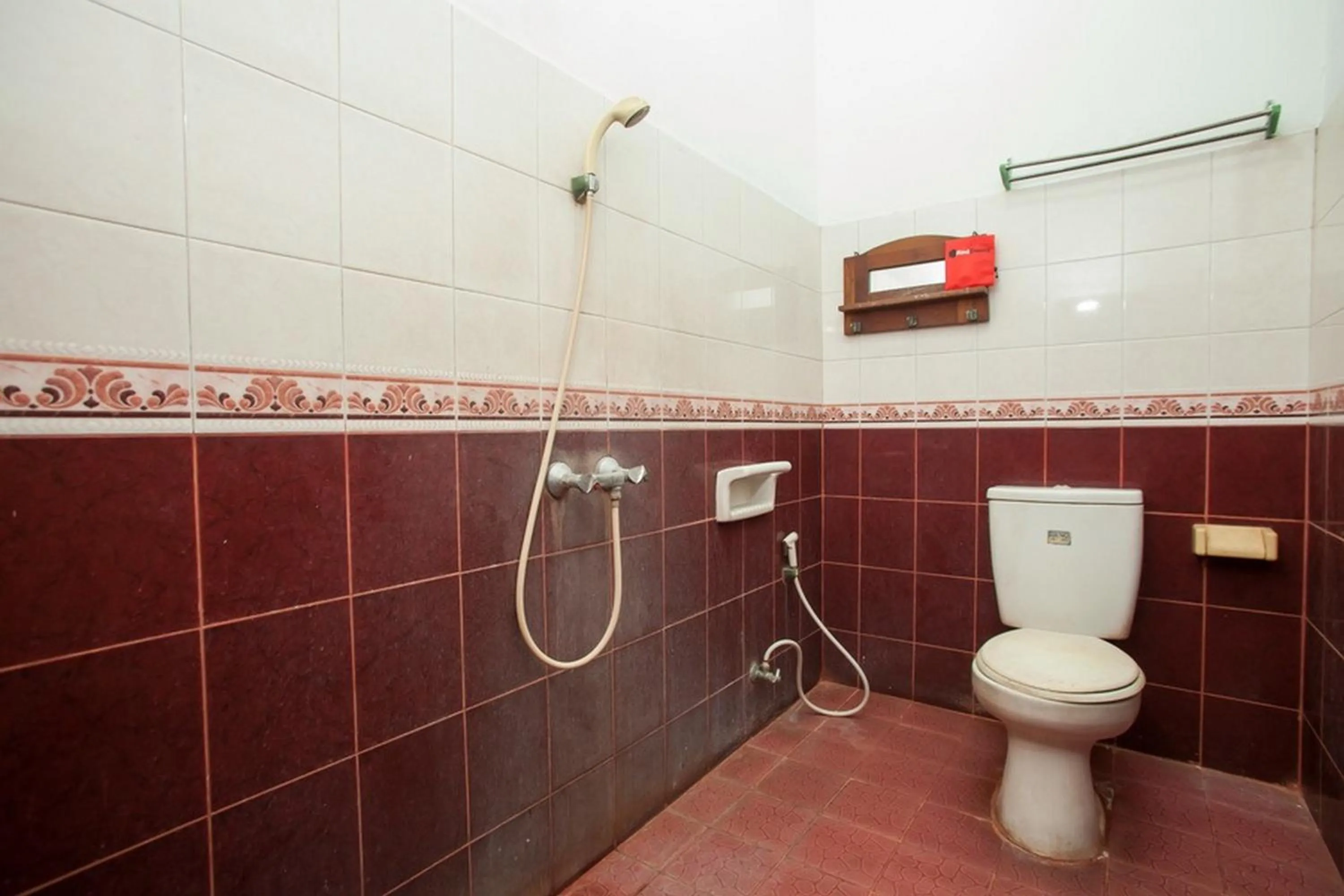Bathroom in RedDoorz @ Genteng Surabaya 2
