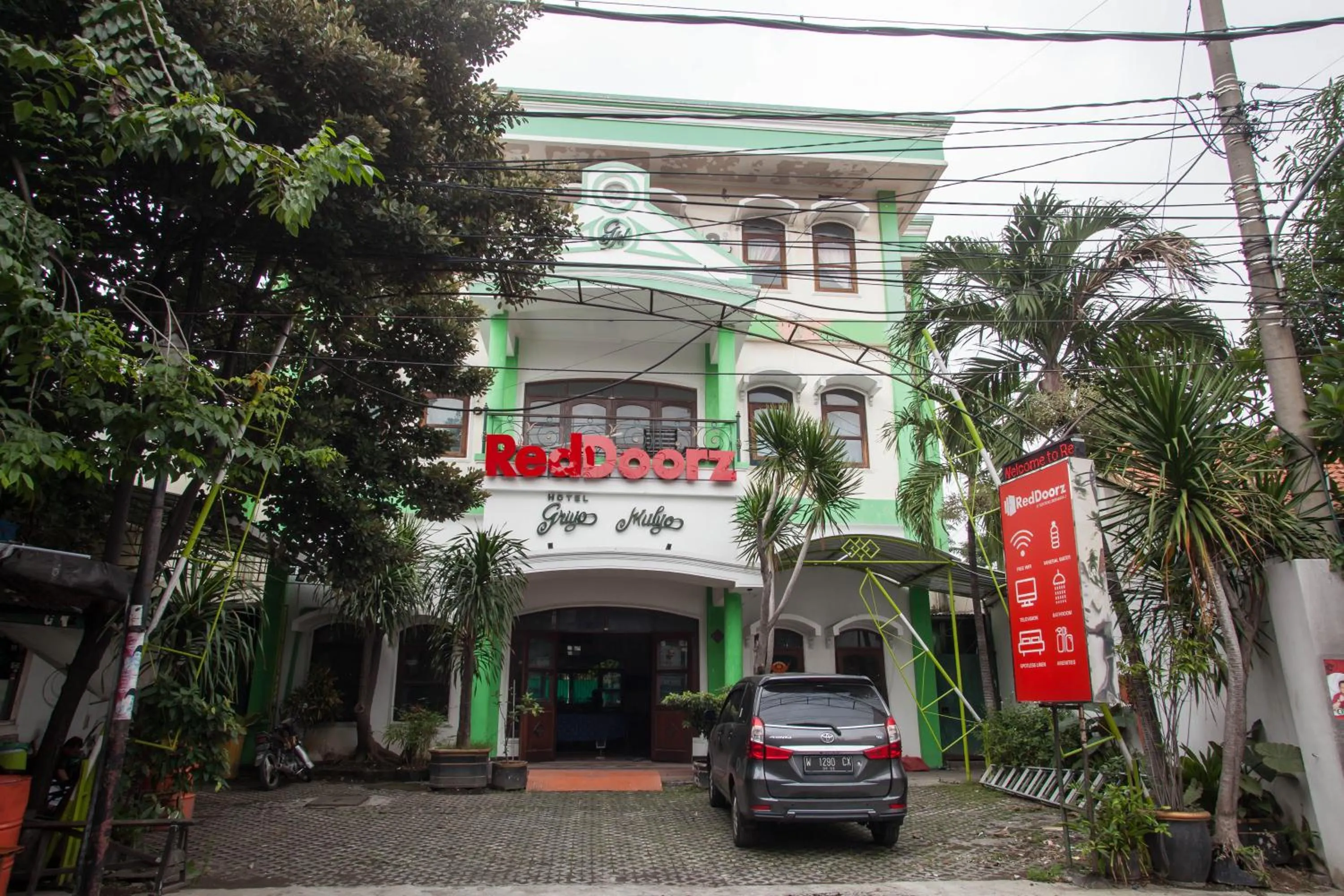 Property building in RedDoorz @ Genteng Surabaya 2