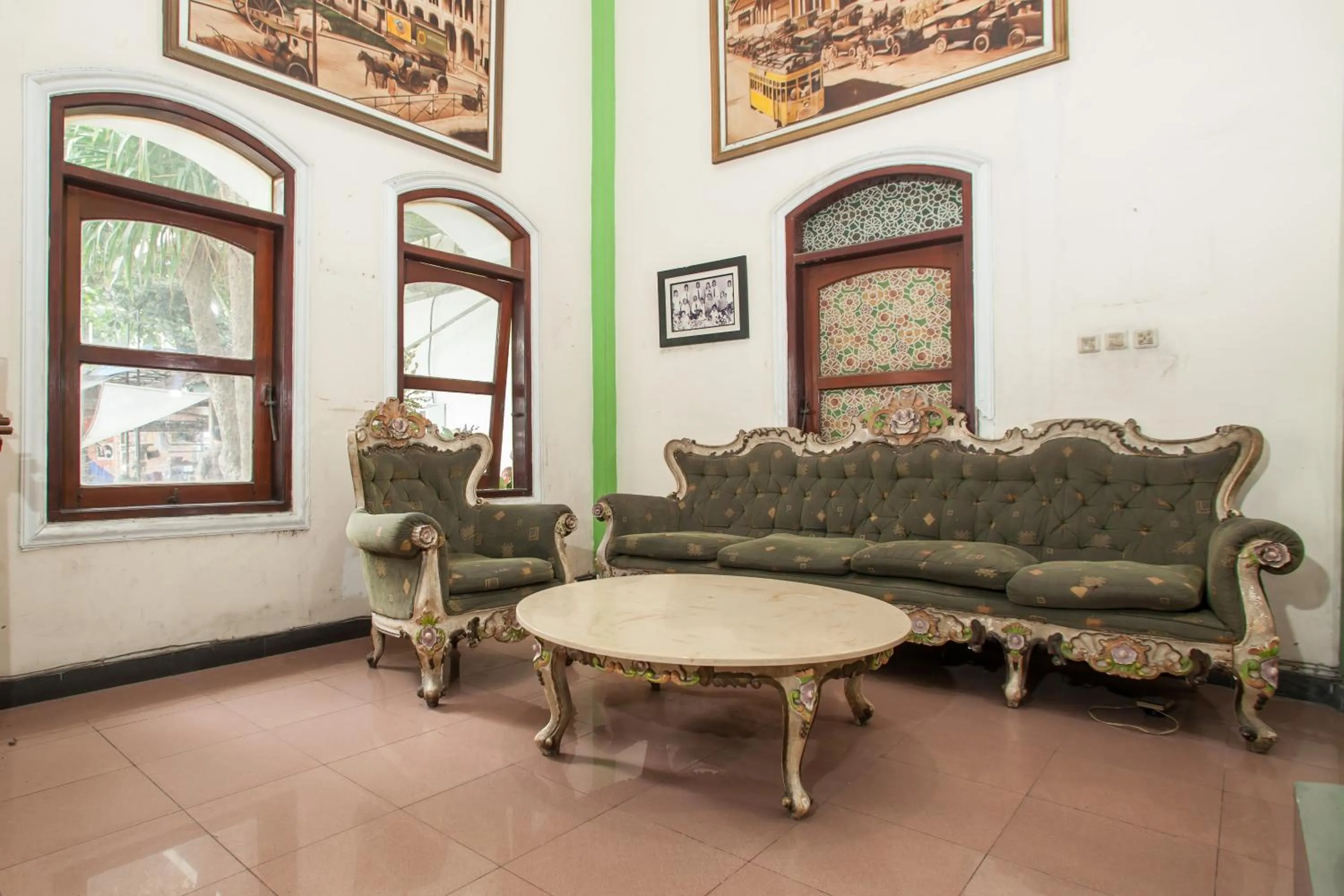 Lobby or reception in RedDoorz @ Genteng Surabaya 2