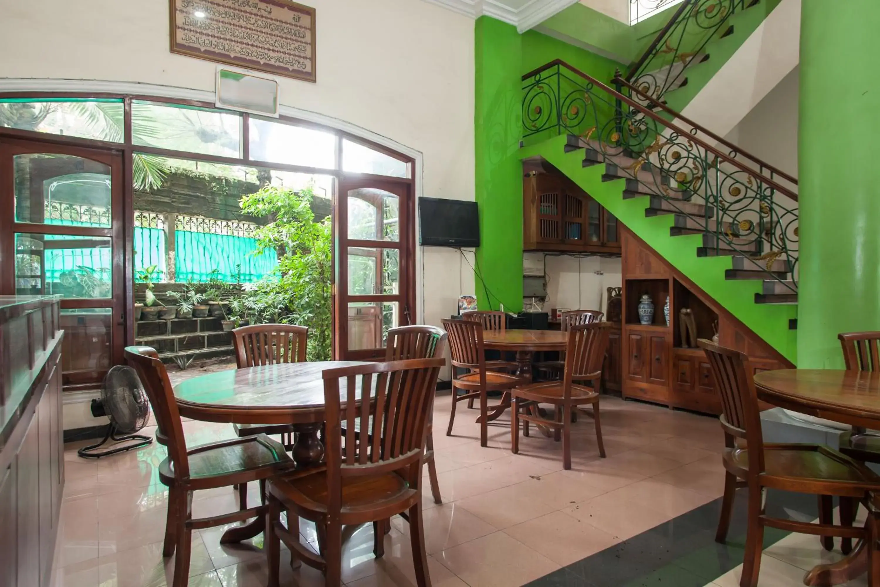 Restaurant/places to eat in RedDoorz @ Genteng Surabaya 2 Restaurant/places to eat in RedDoorz @ Genteng Surabaya 2