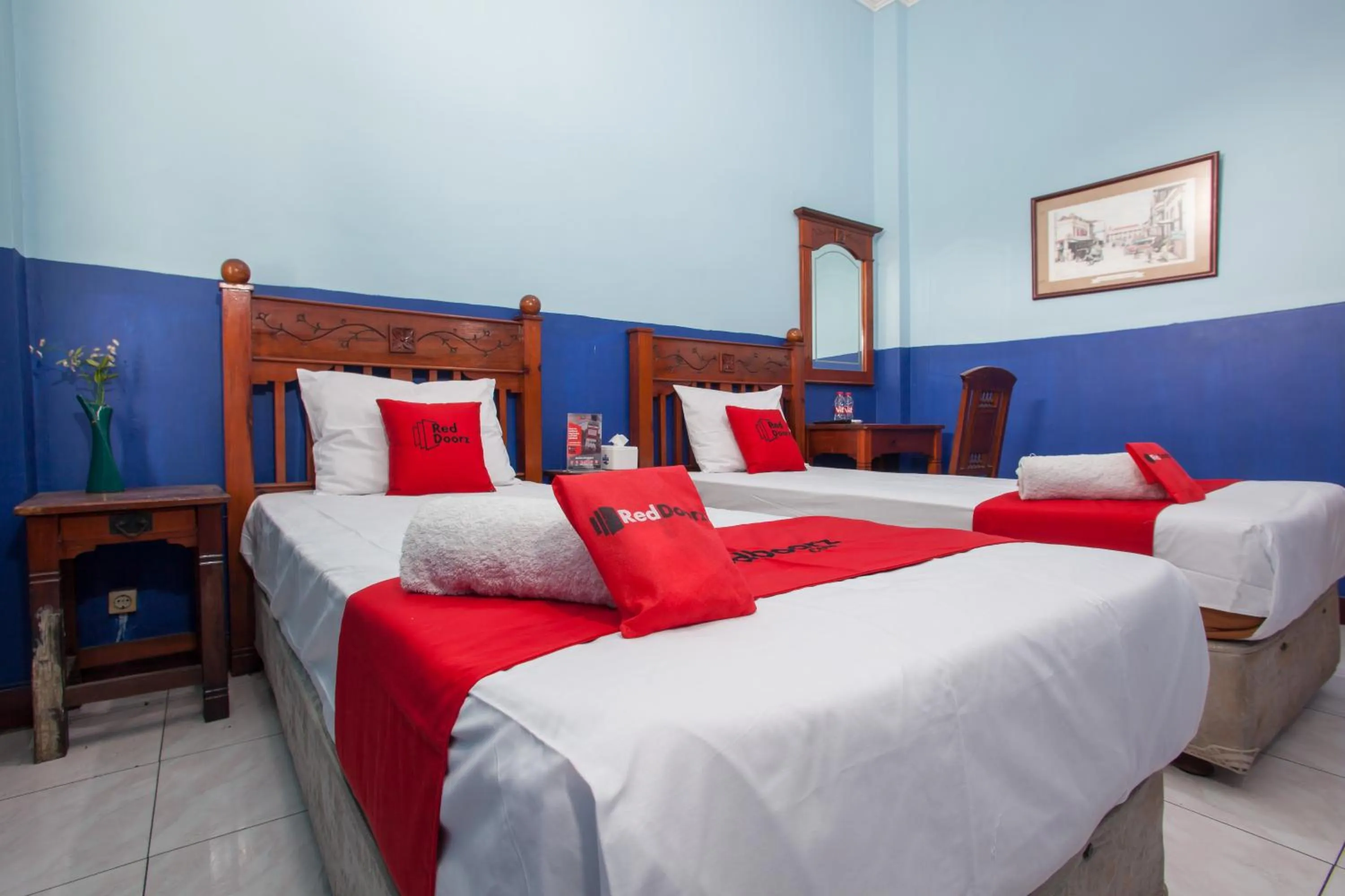 Bedroom, Bed in RedDoorz @ Genteng Surabaya 2