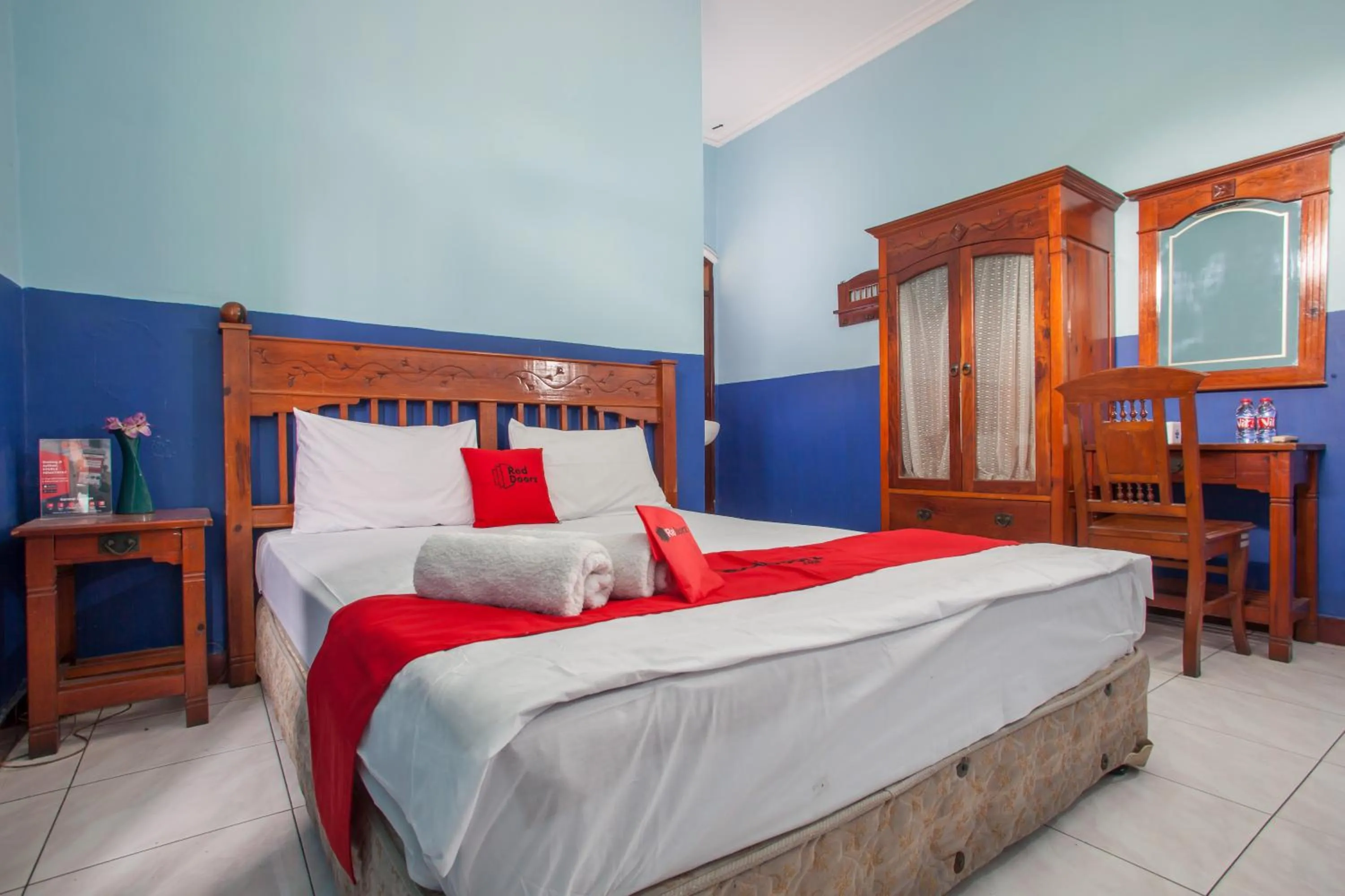 Bedroom, Bed in RedDoorz @ Genteng Surabaya 2