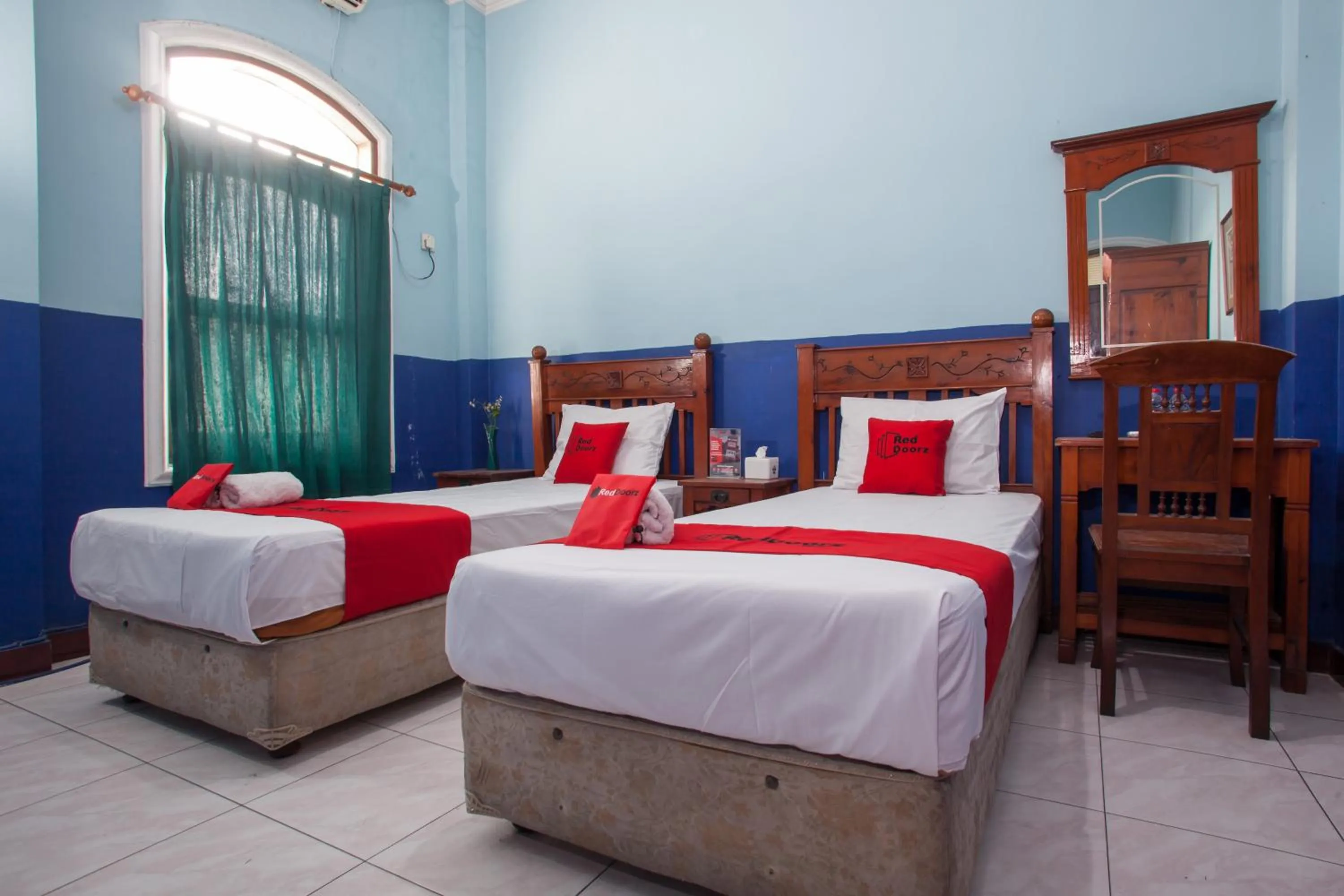 Bedroom, Bed in RedDoorz @ Genteng Surabaya 2