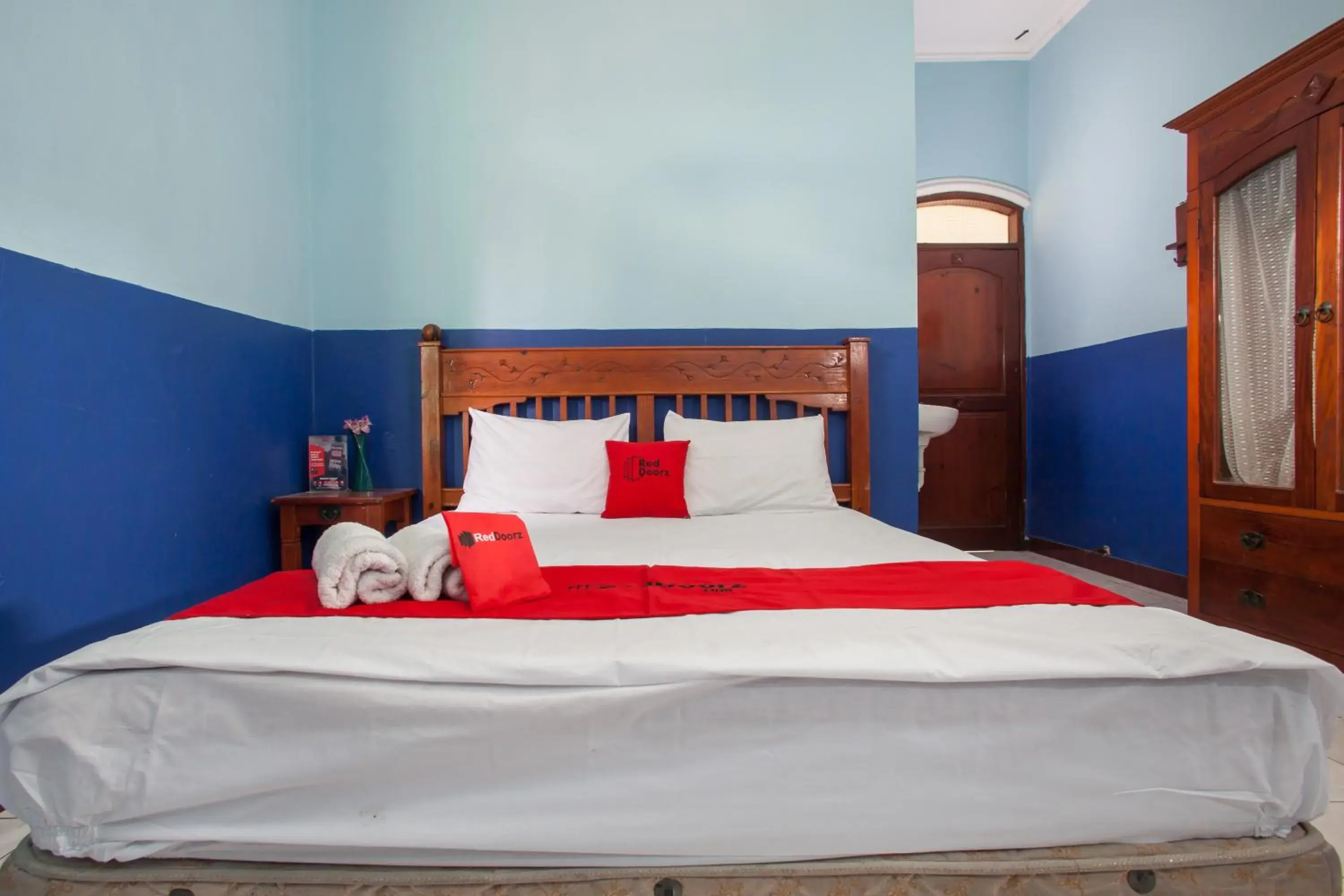 Bedroom, Bed in RedDoorz @ Genteng Surabaya 2 Bedroom, Bed in RedDoorz @ Genteng Surabaya 2