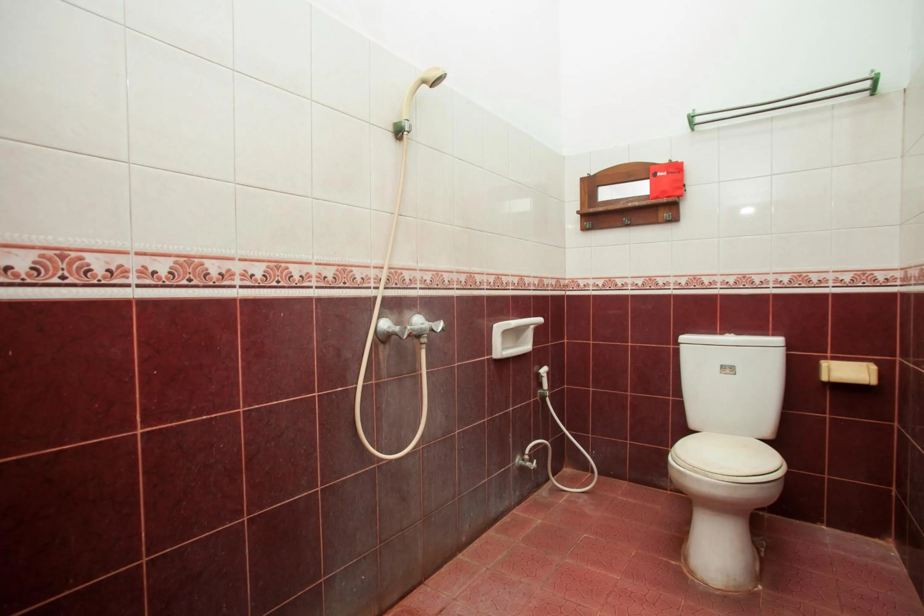 Bathroom in RedDoorz @ Genteng Surabaya 2