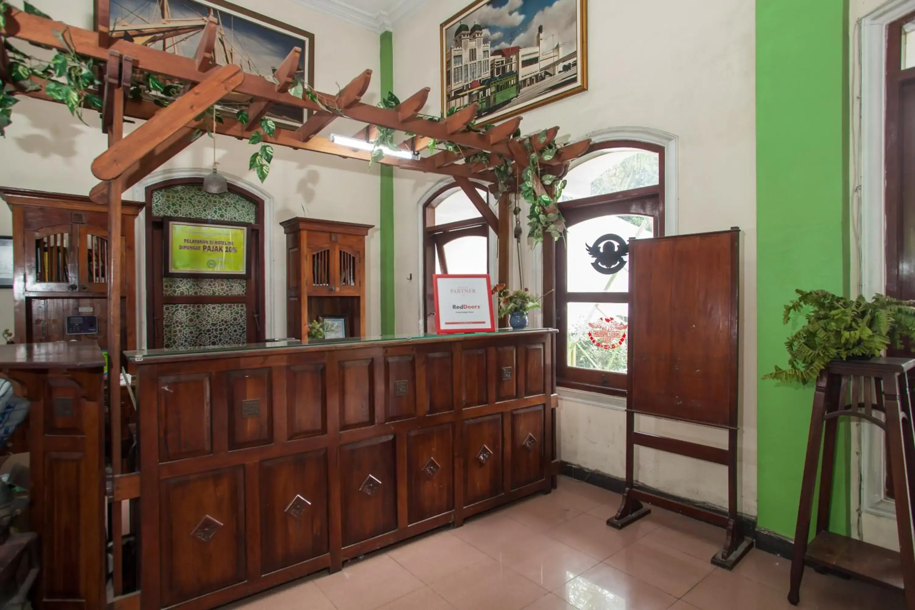 Lobby or reception in RedDoorz @ Genteng Surabaya 2 Lobby or reception in RedDoorz @ Genteng Surabaya 2