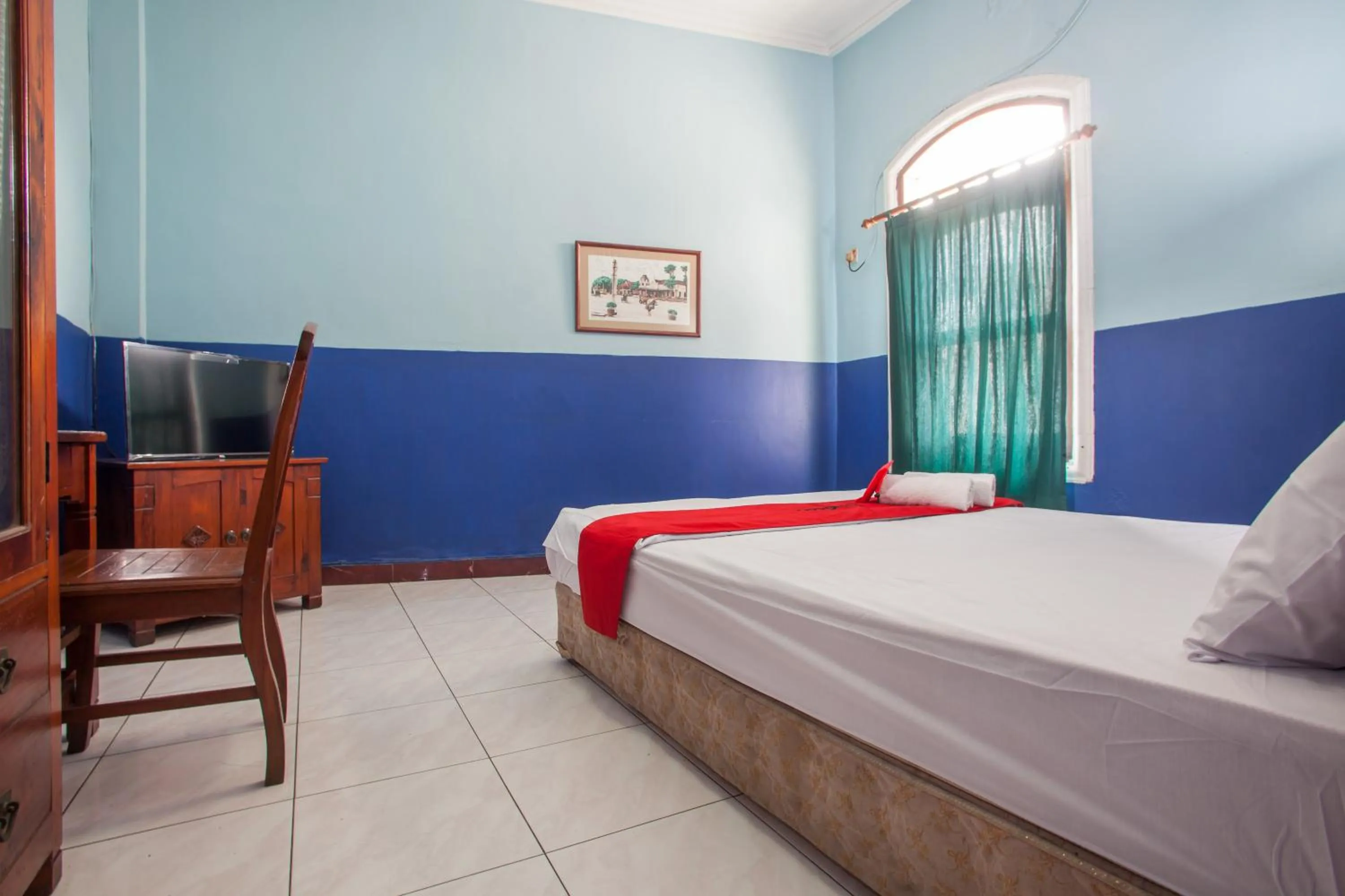 Bed in RedDoorz @ Genteng Surabaya 2