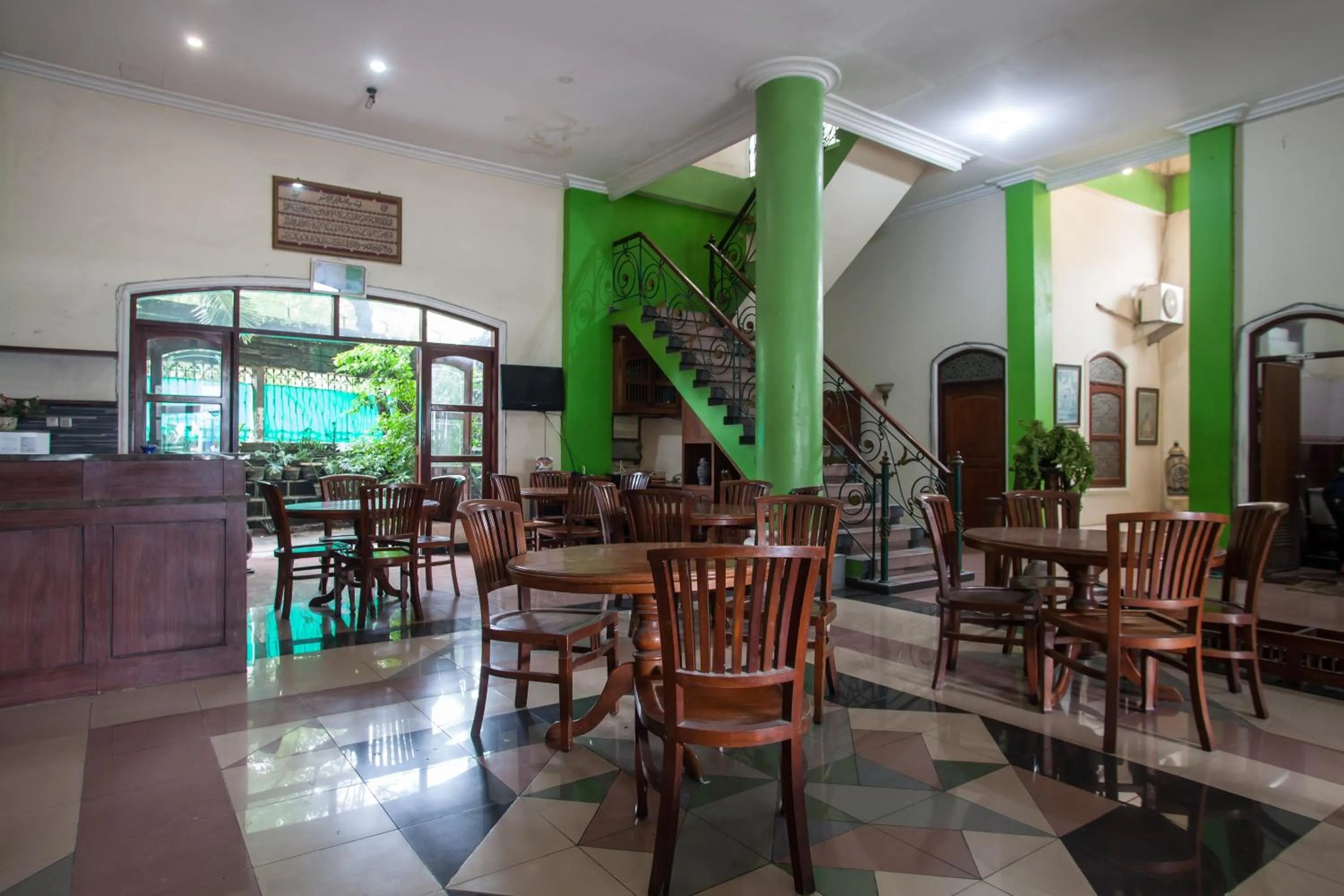 Restaurant/places to eat in RedDoorz @ Genteng Surabaya 2