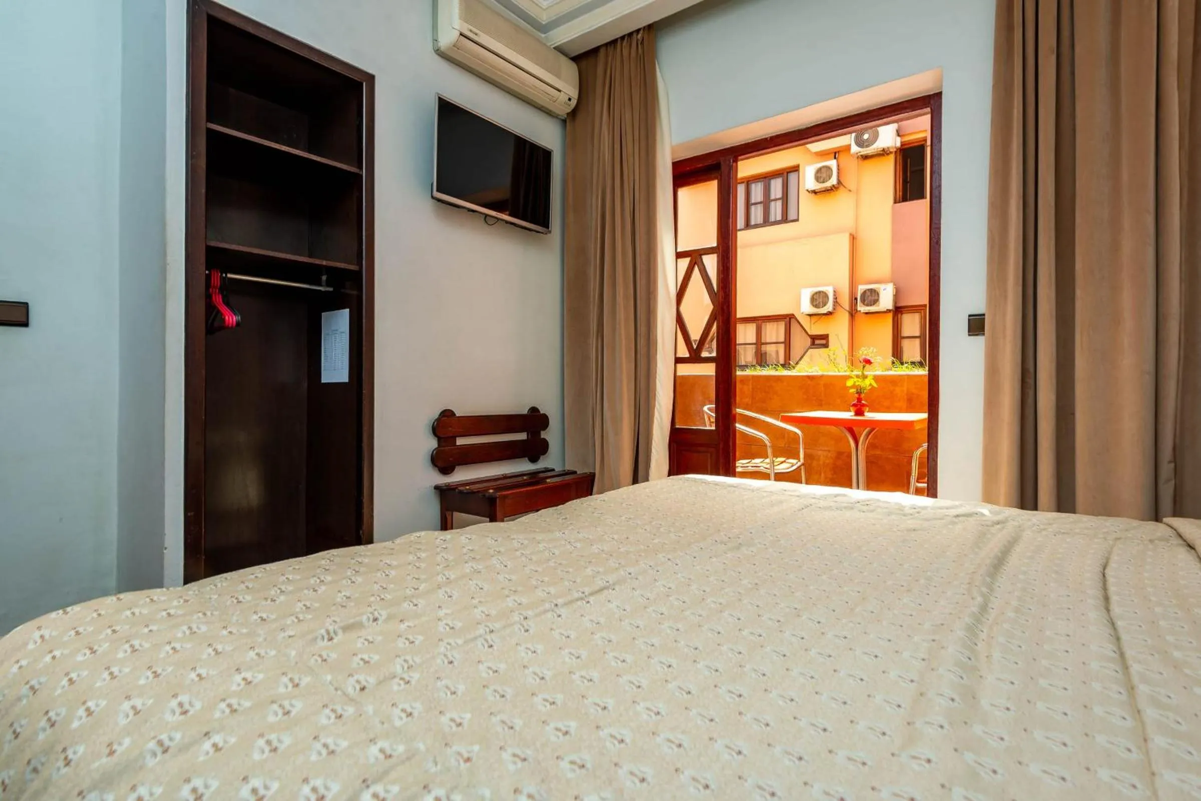 Communal lounge/ TV room, Bed in Hotel Oudaya & Spa